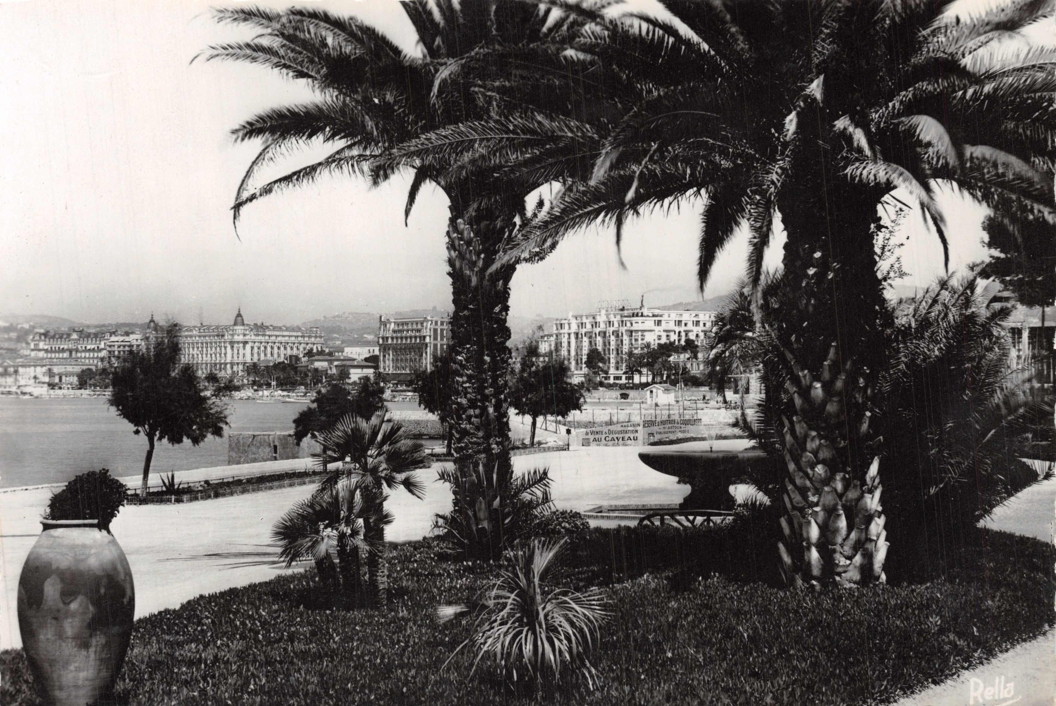 Cannes — De grote hotels van de Croisette gezien vanuit Park Albert 1er — uitgever Rella, n° 20-0058