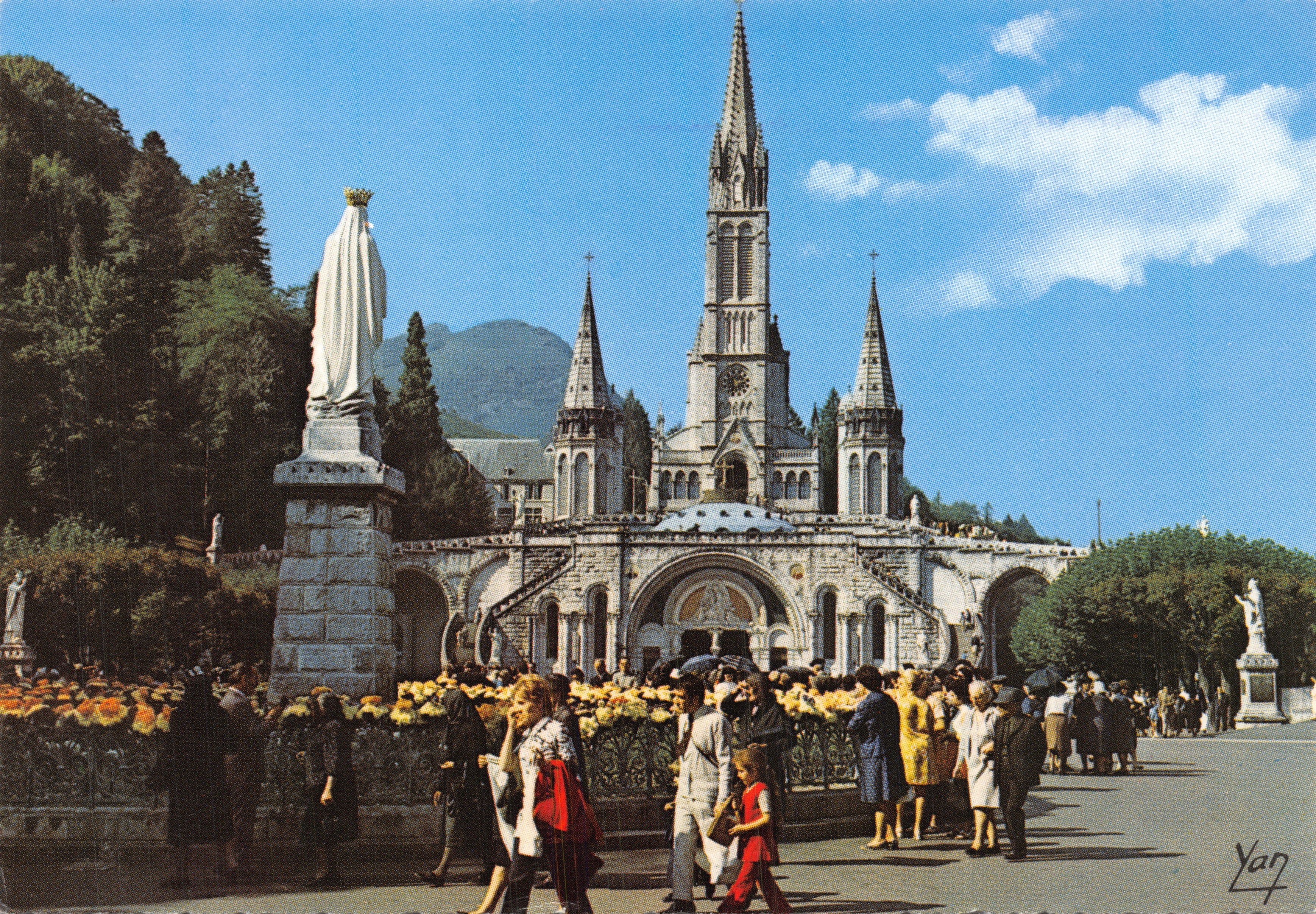 Lourdes — Basílica y estatua de la Virgen Coronada — editor YAN