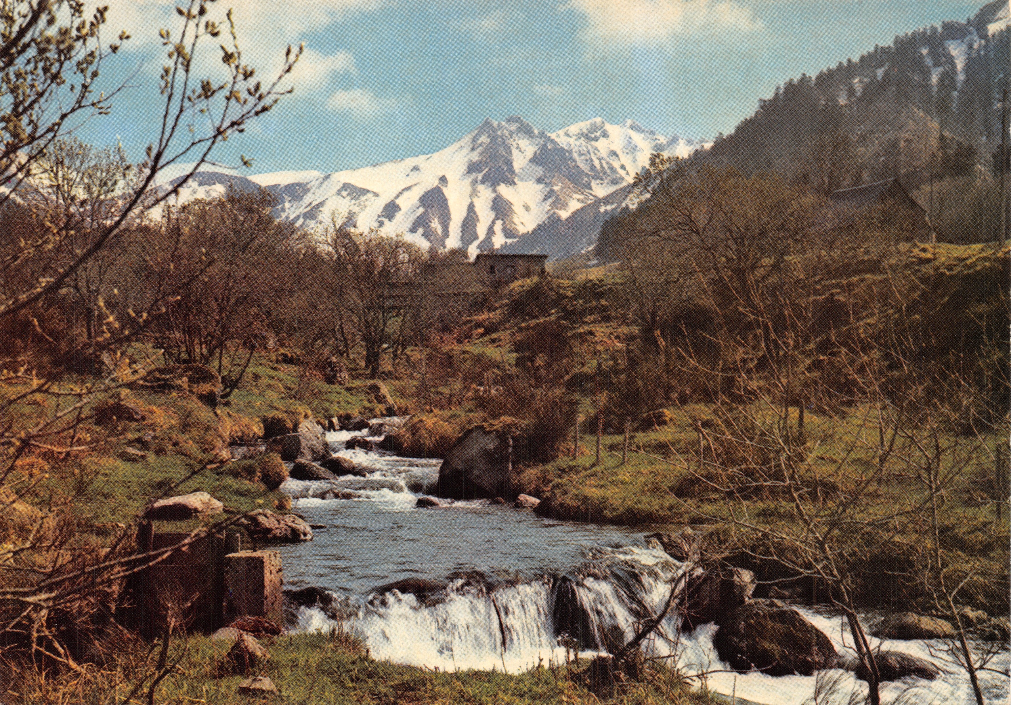 Torrente en alta montaña — vista con cascada y monte nevado — Éditions Grenoble Spadem