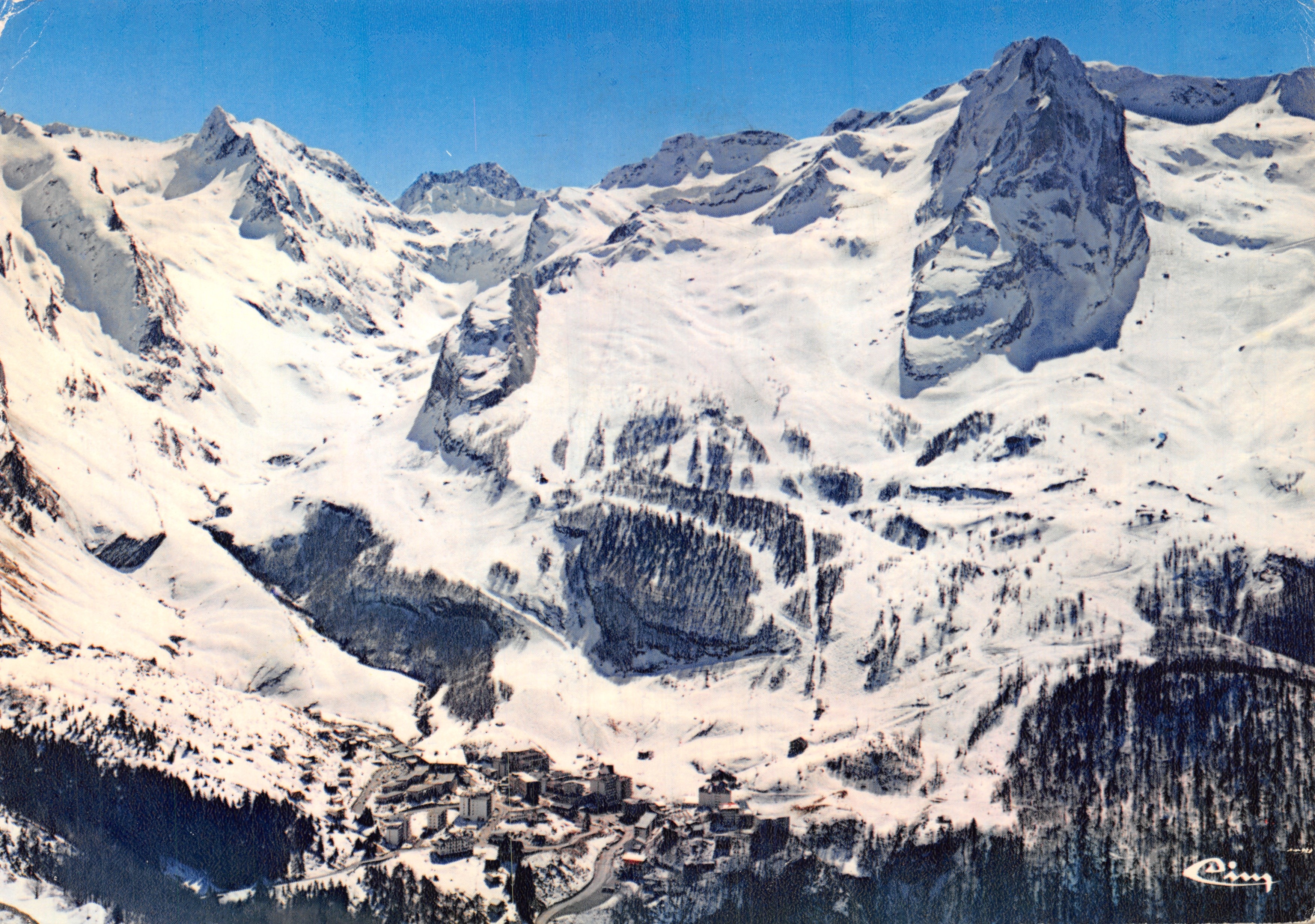 Gourette (Pyrénées Atlantiques) — vista aérea de la estación con pistas de esquí — Editor Cing