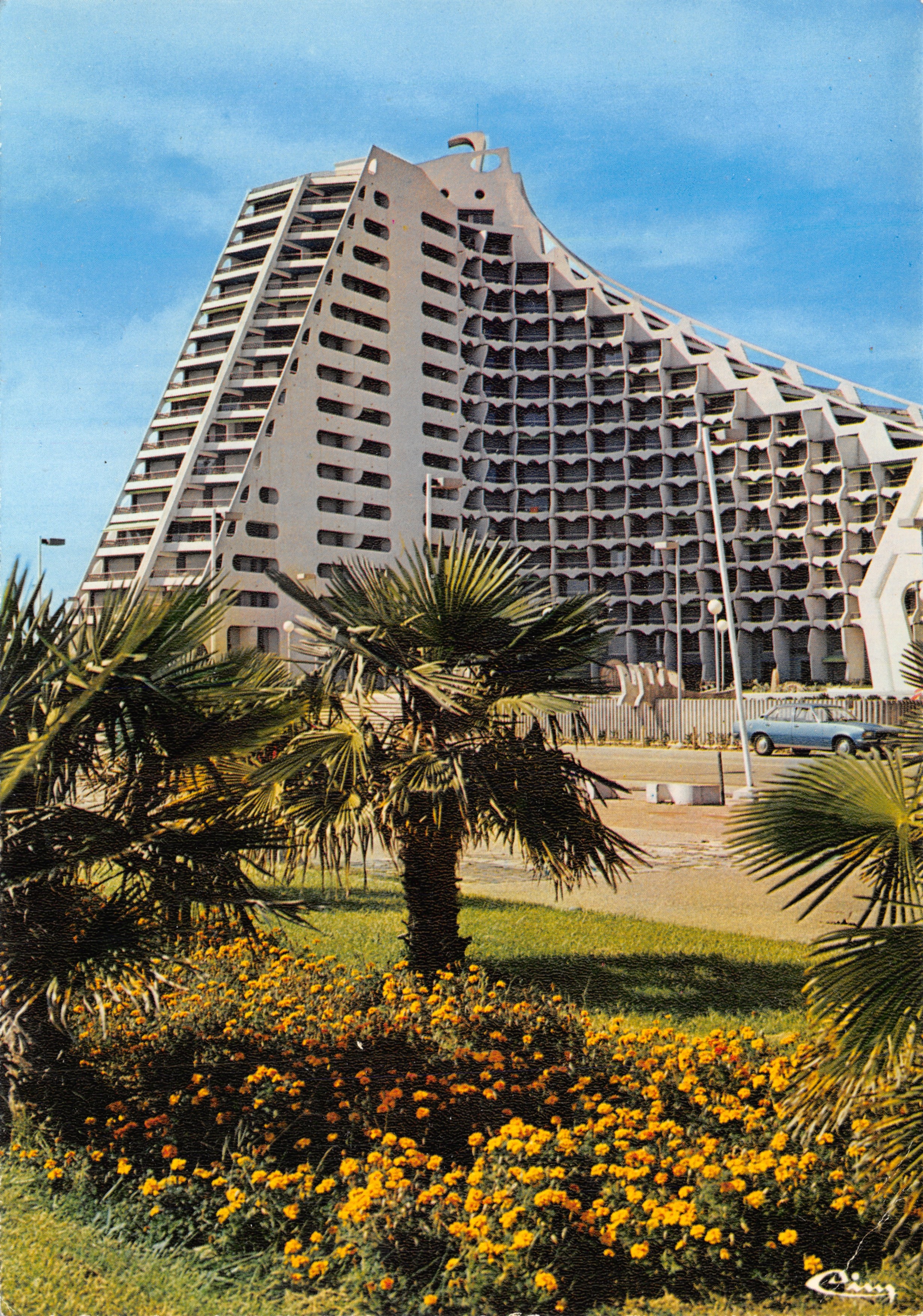 La Grande Pyramide — hôtel architectural à La Grande-Motte — éditeur Combière Imprimeur Mâcon