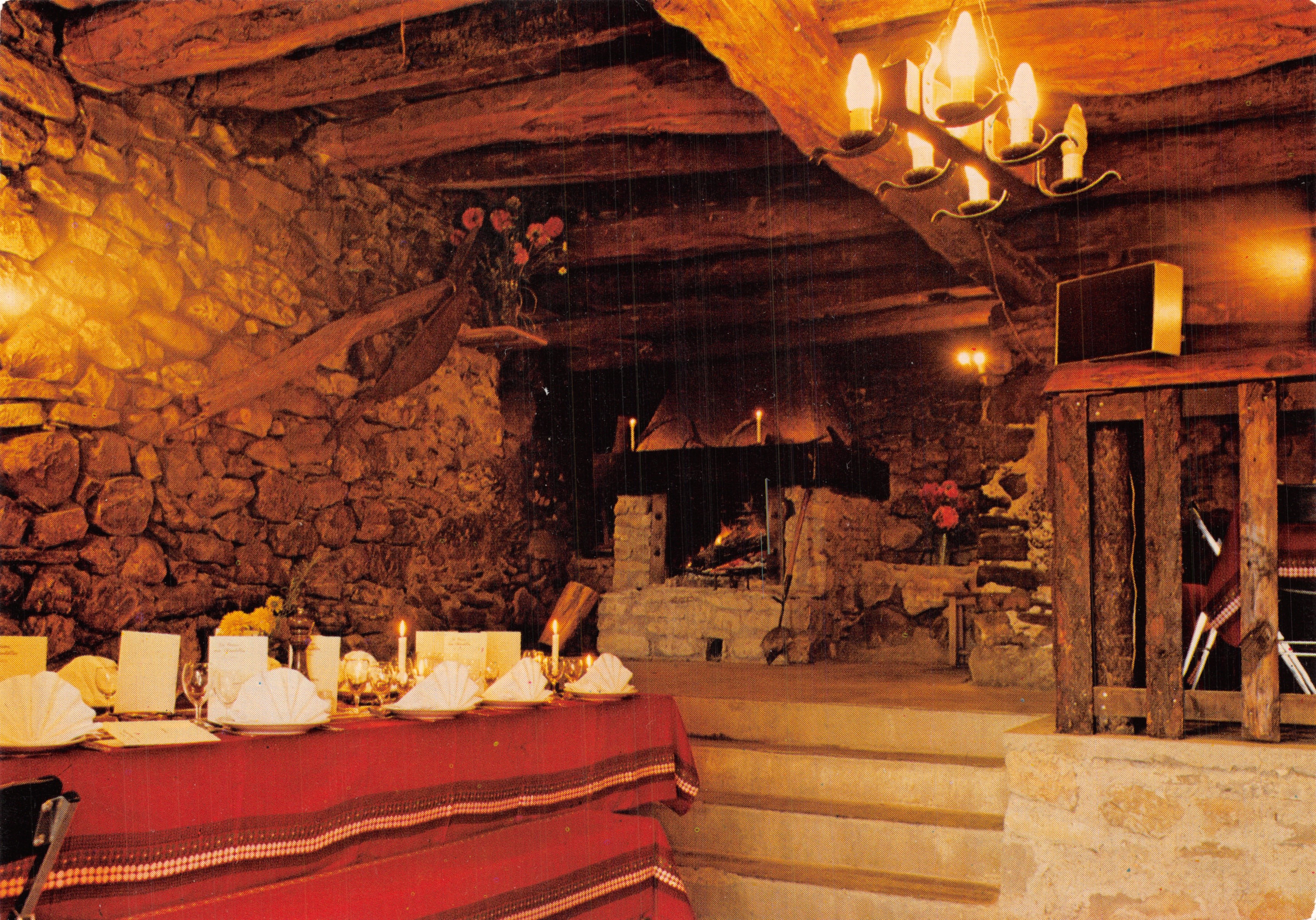 Diner in een steenfabriek — Woning 'LES HYVANS' — Éditions des Alpes