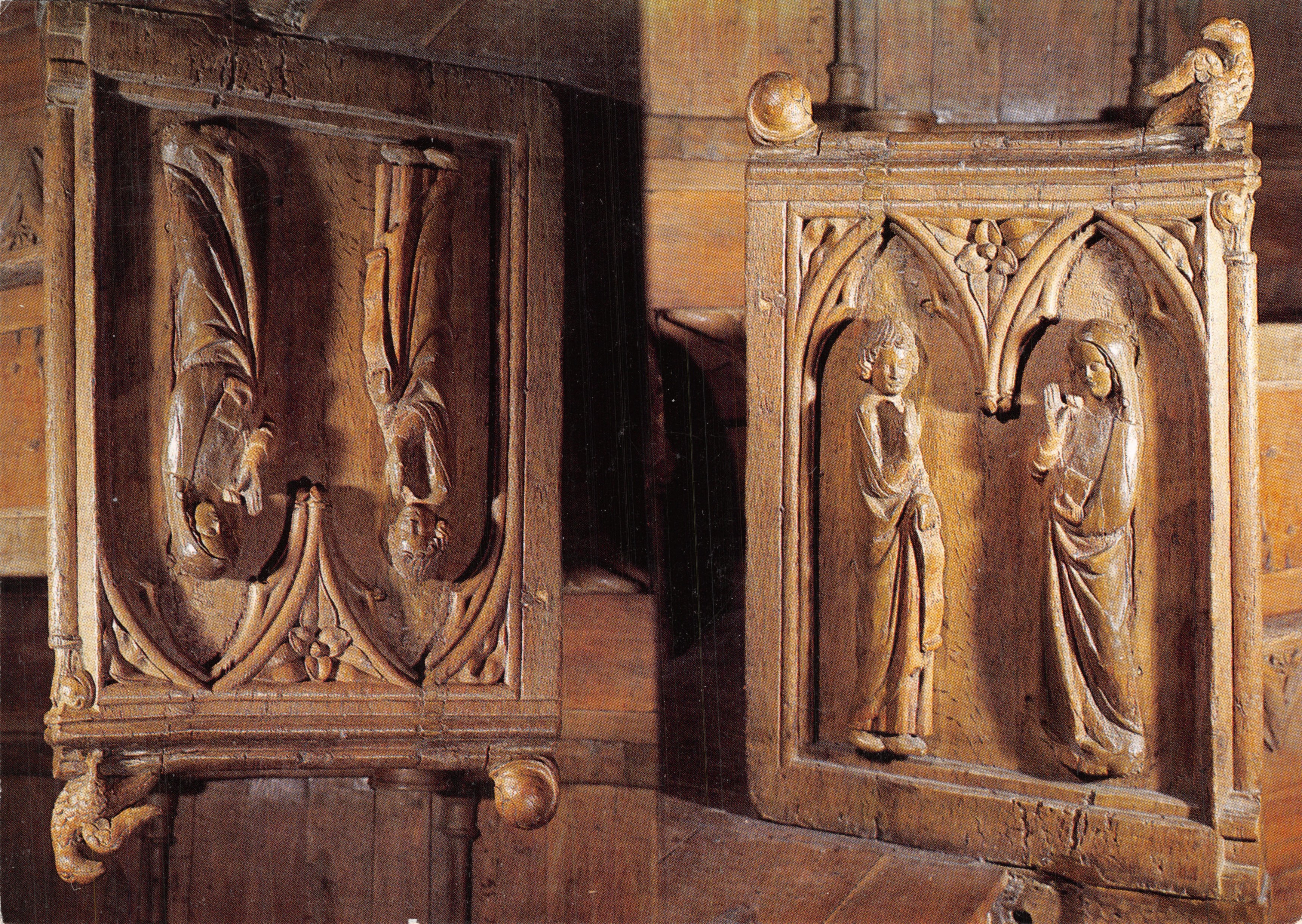 Saulieu (Côte-d'Or) — détails de sculptures en bois gothiques — Éditions Cim Combier / Macon