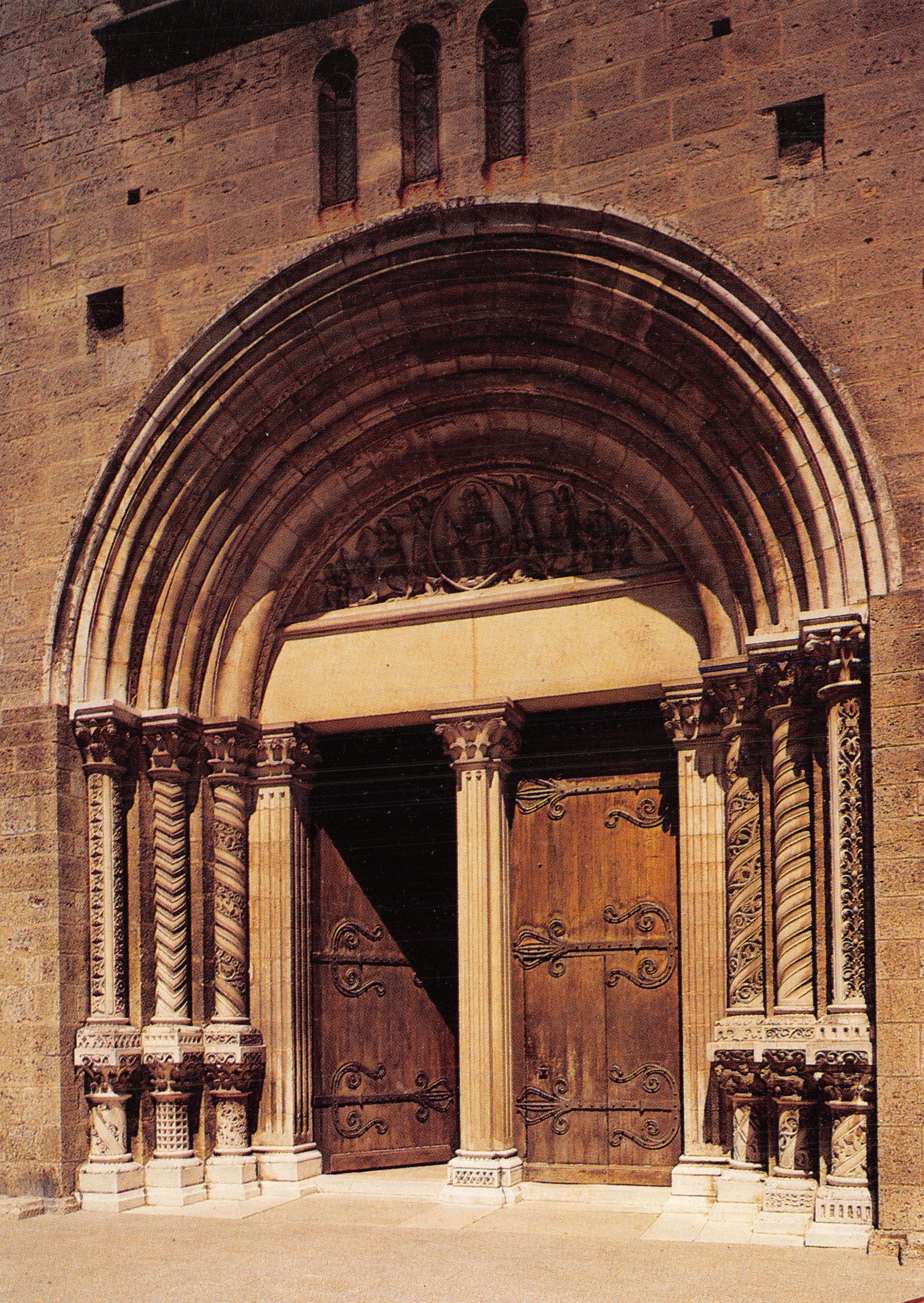 Portale romano della cattedrale — sculture dettagliate e porte in legno — editore Combier / Macon