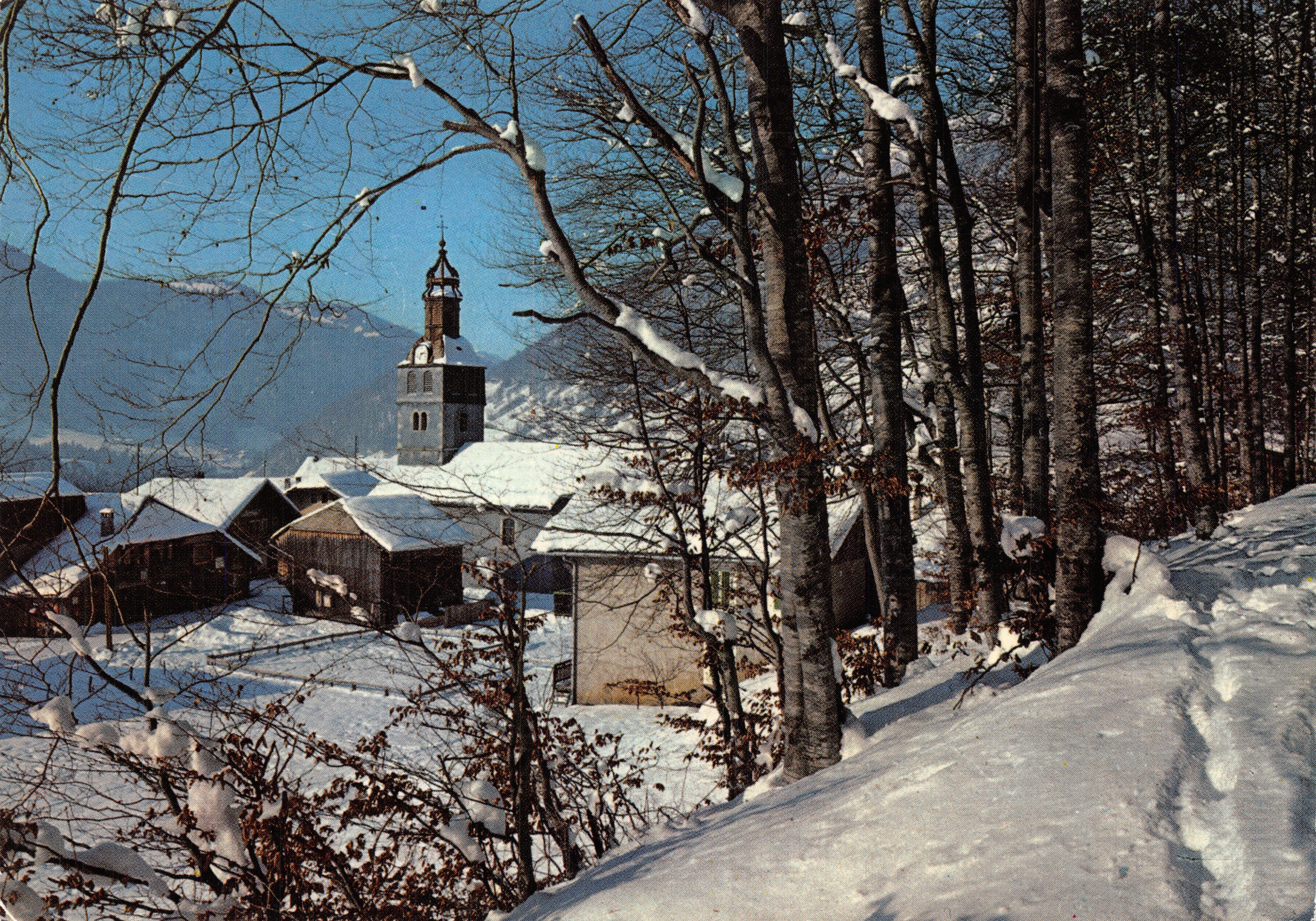Chiesa di Morzine — vista invernale con campanile e montagne — Éditions J. Cellaard