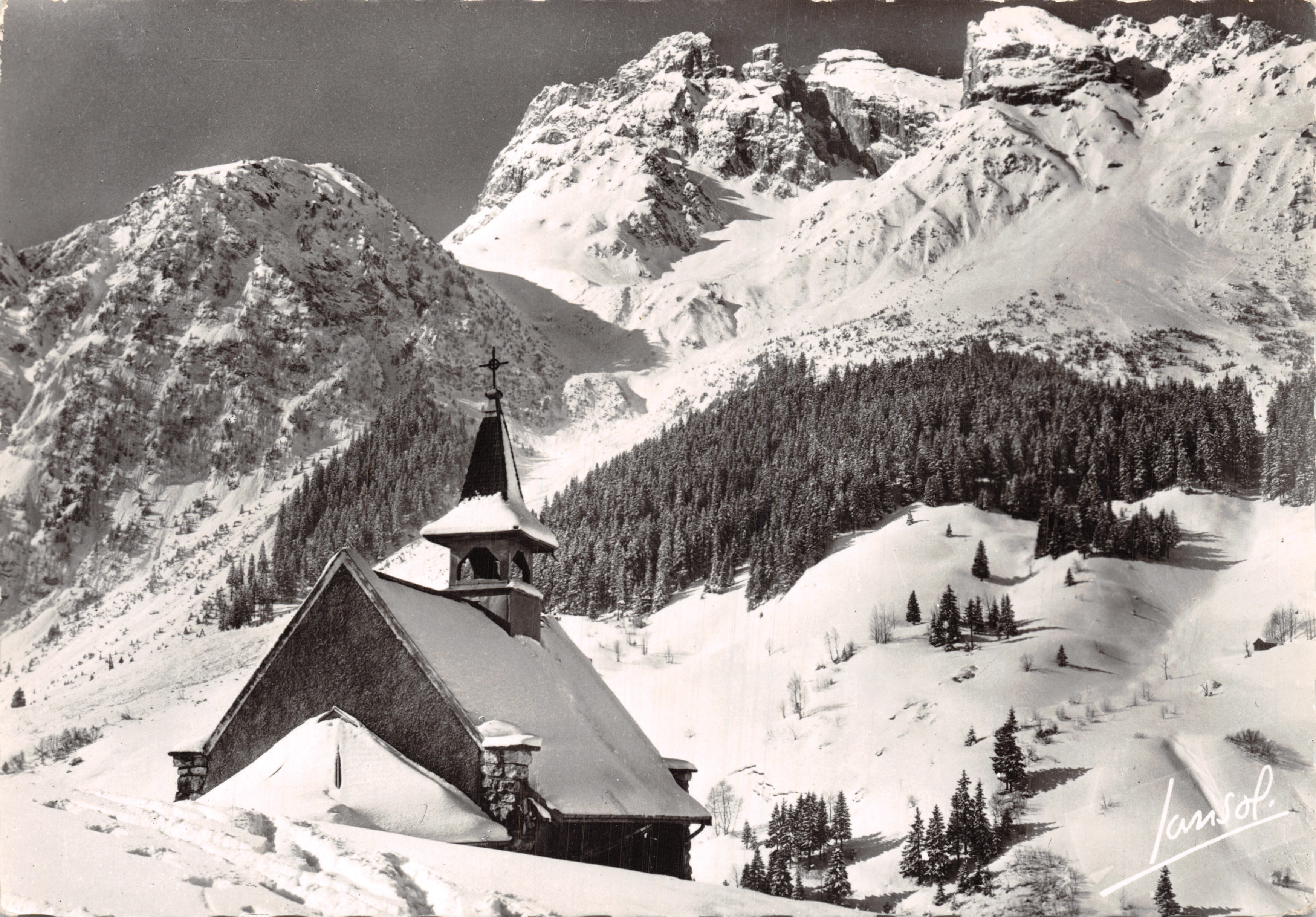 Iglesia nevada — vista invernal en las Alpes — Jansol, editor