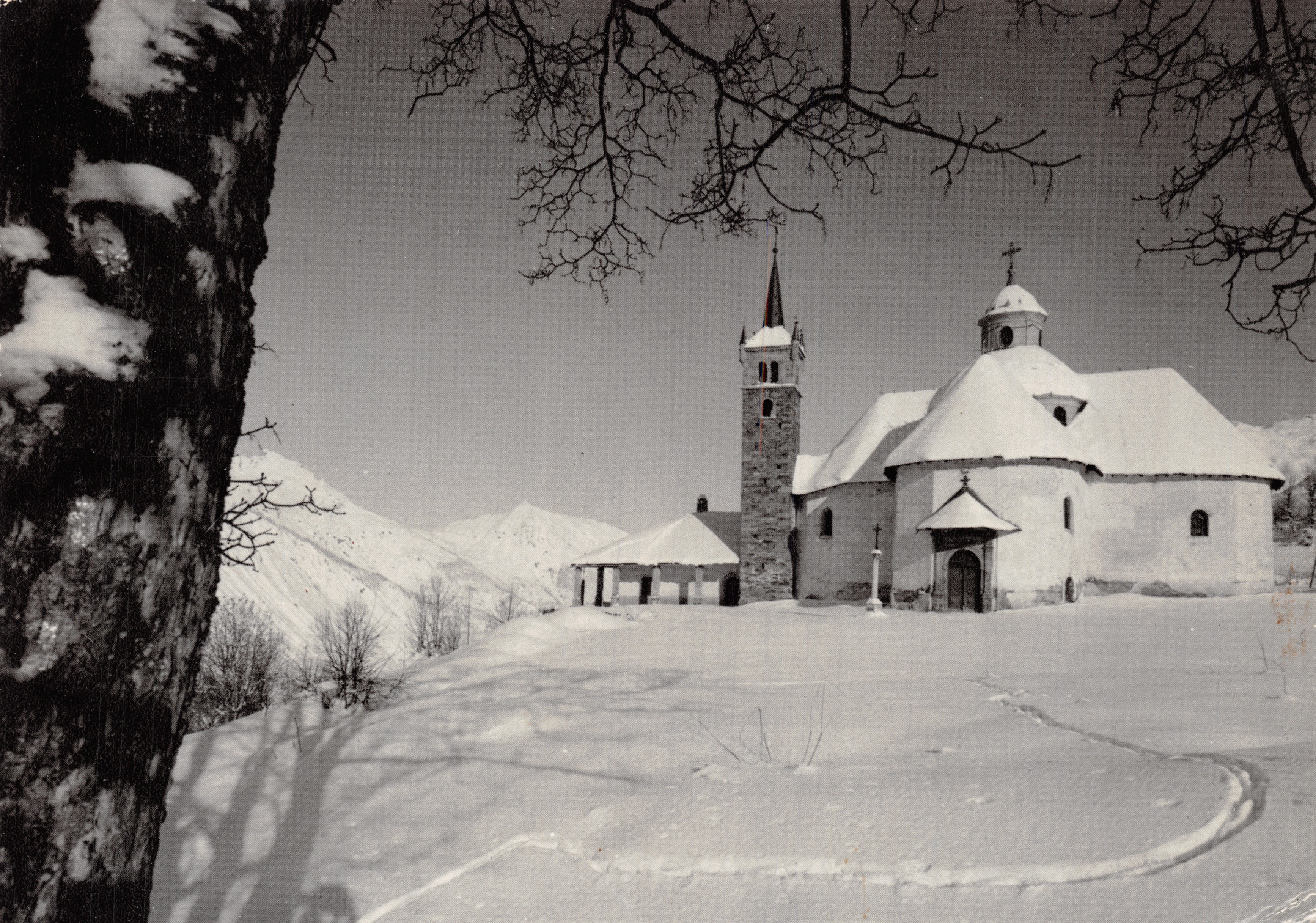 Unsere Liebe Frau des Lebens — schneedeckte Kirche in Les Menuires — Edition Michel Desmurs, BP n°1