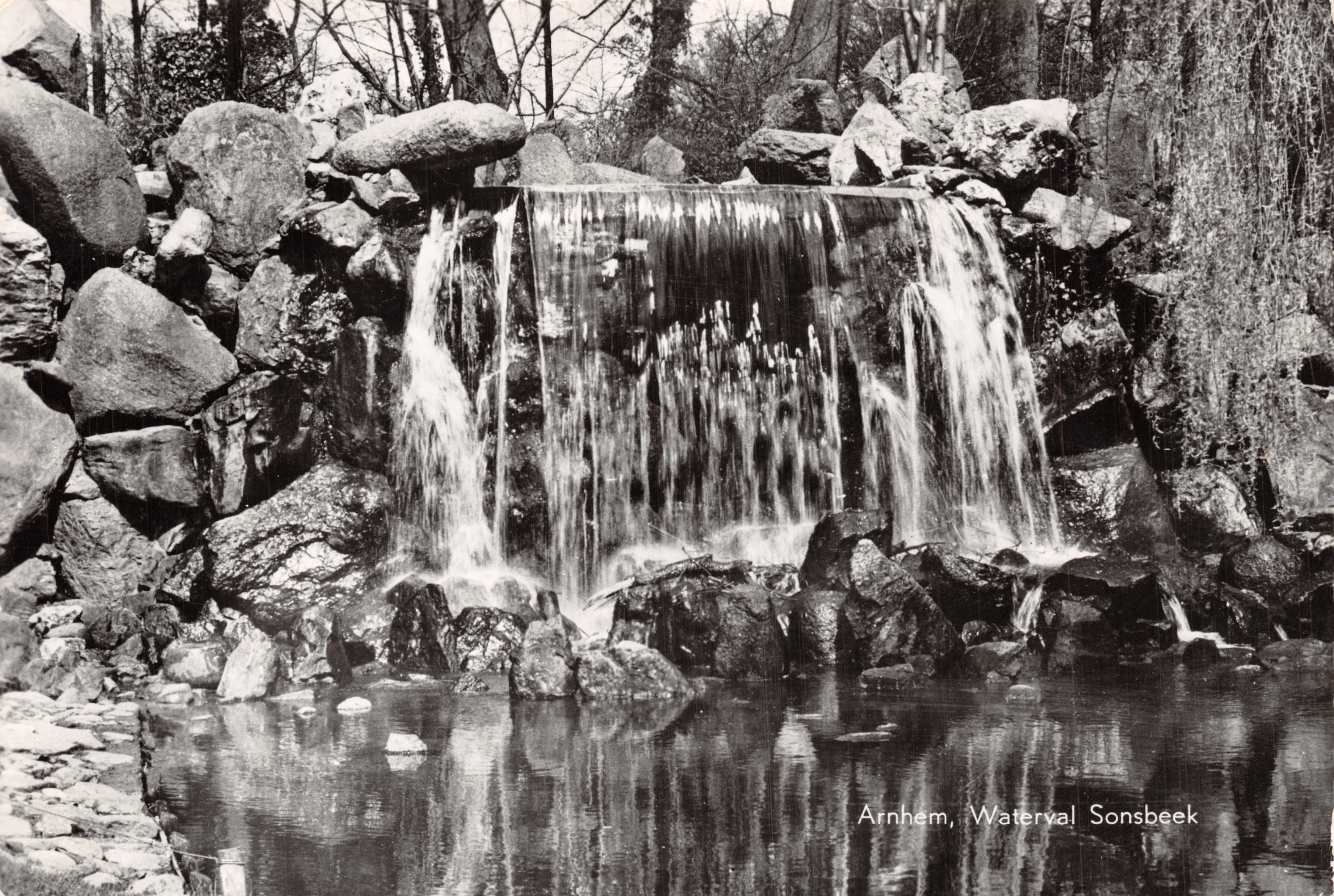 Arnhem, Waterval Sonsbeek — kunstmatige waterval met stenen in een park, uitgever 'Echte foto' n°39290