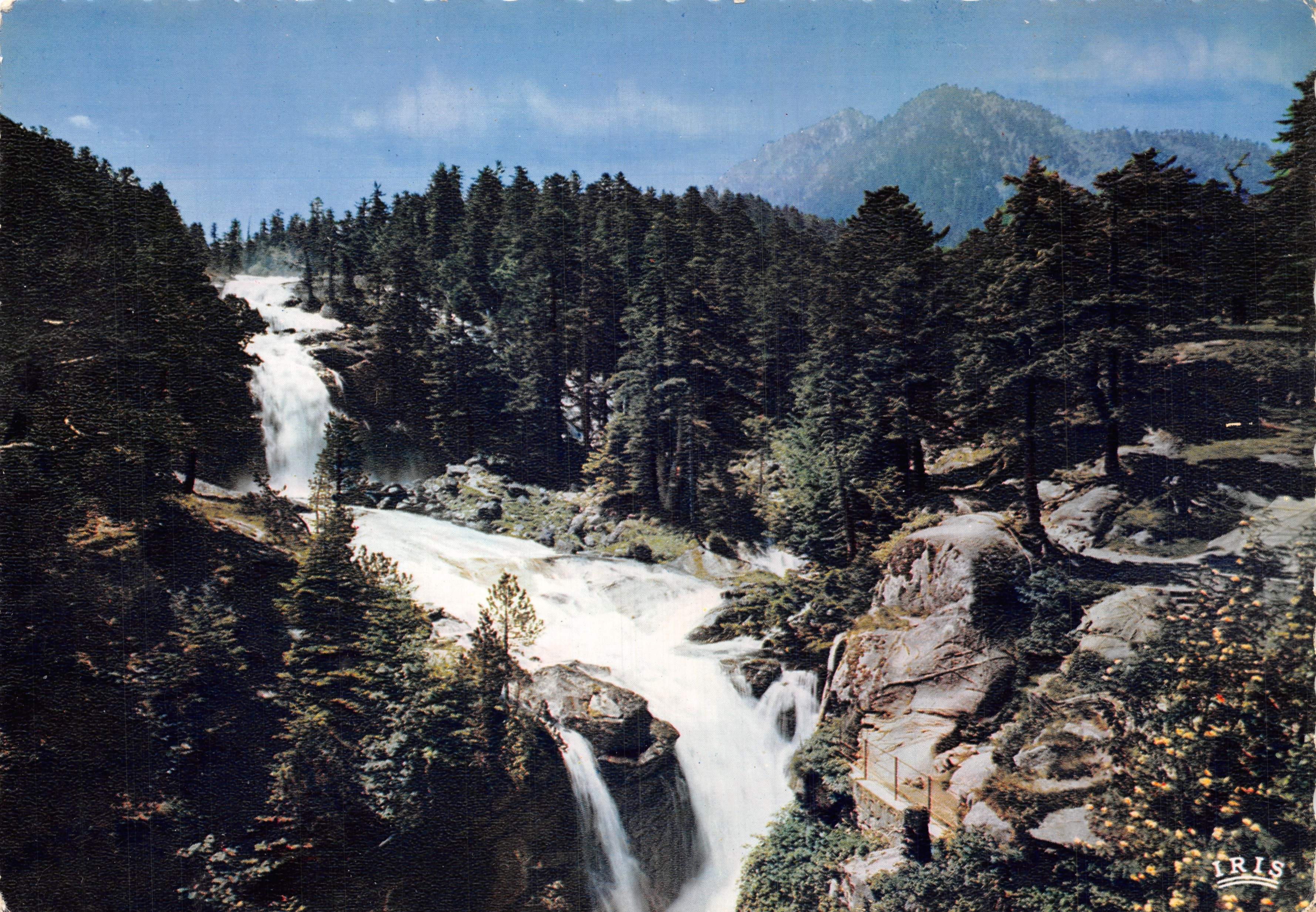 Cascada del Pont d'España — vista panorámica montañosa — editor IRIS