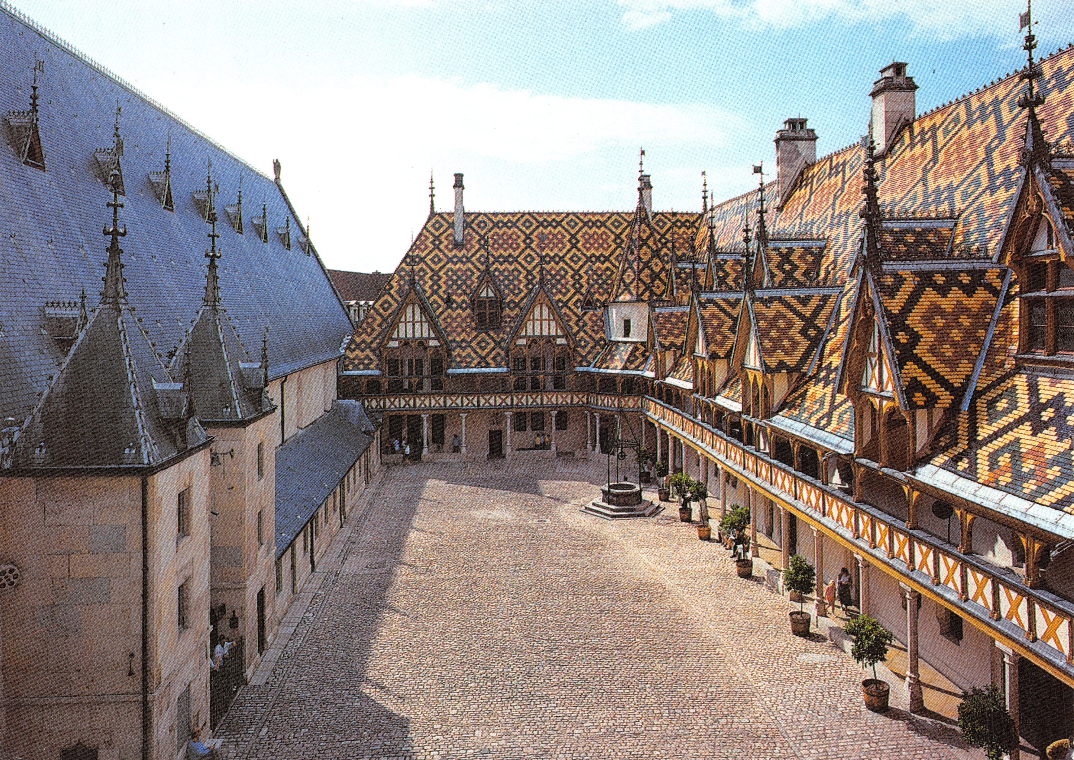Hôtel-Dieu de Beaune — Cour d'Honneur (1443) — Impressions COMBIBIER Macon, n° C3 21054-0-0088