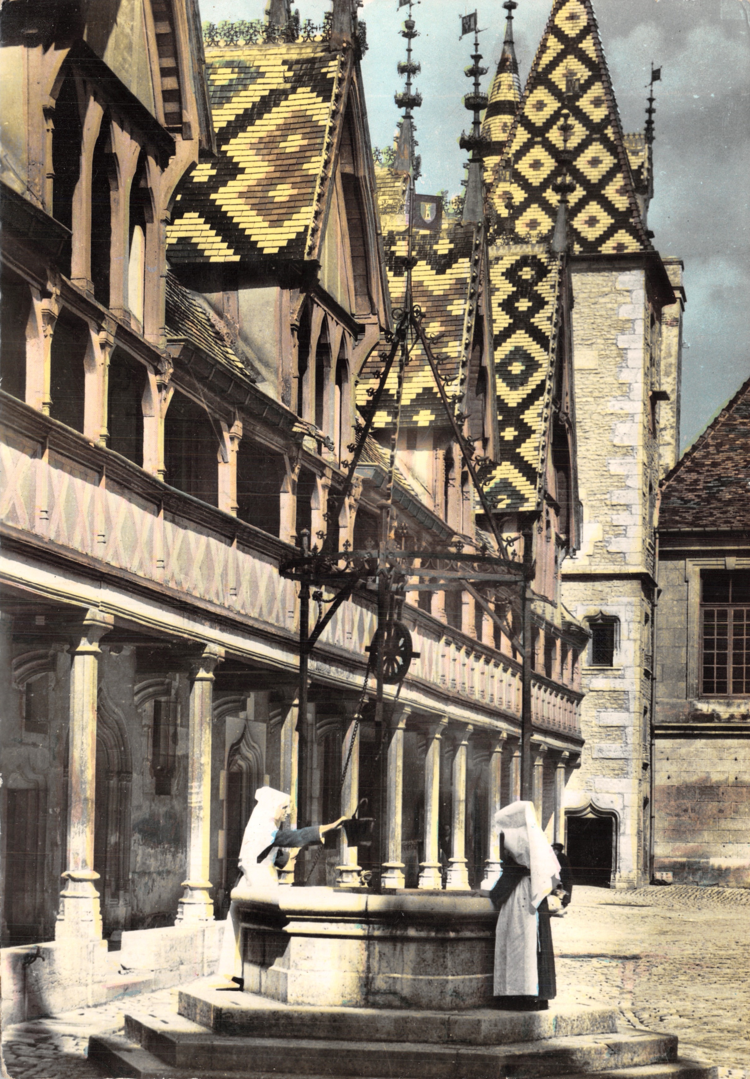 Beaune — Place du Vieux-Marché avec la fontaine et l'église — Éditions COLLIN, Tannay (Nièvre)