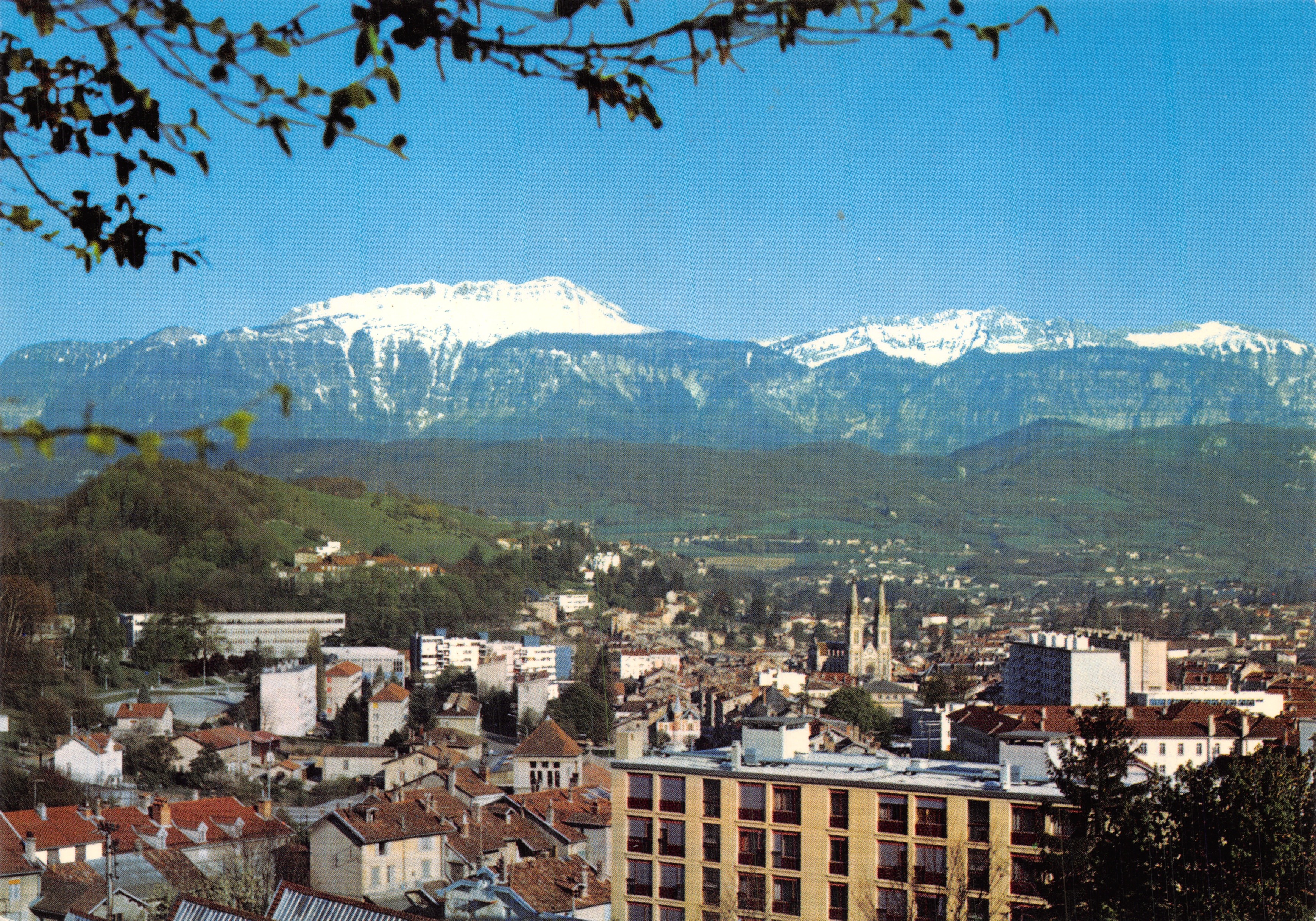 Voiron (Isère) — deelbeeld van de stad, de kathedraal Saint Bruno en de Grande Sure (1 929 m.) — Éditions Grenoble SPADEM, n° 38 V 16