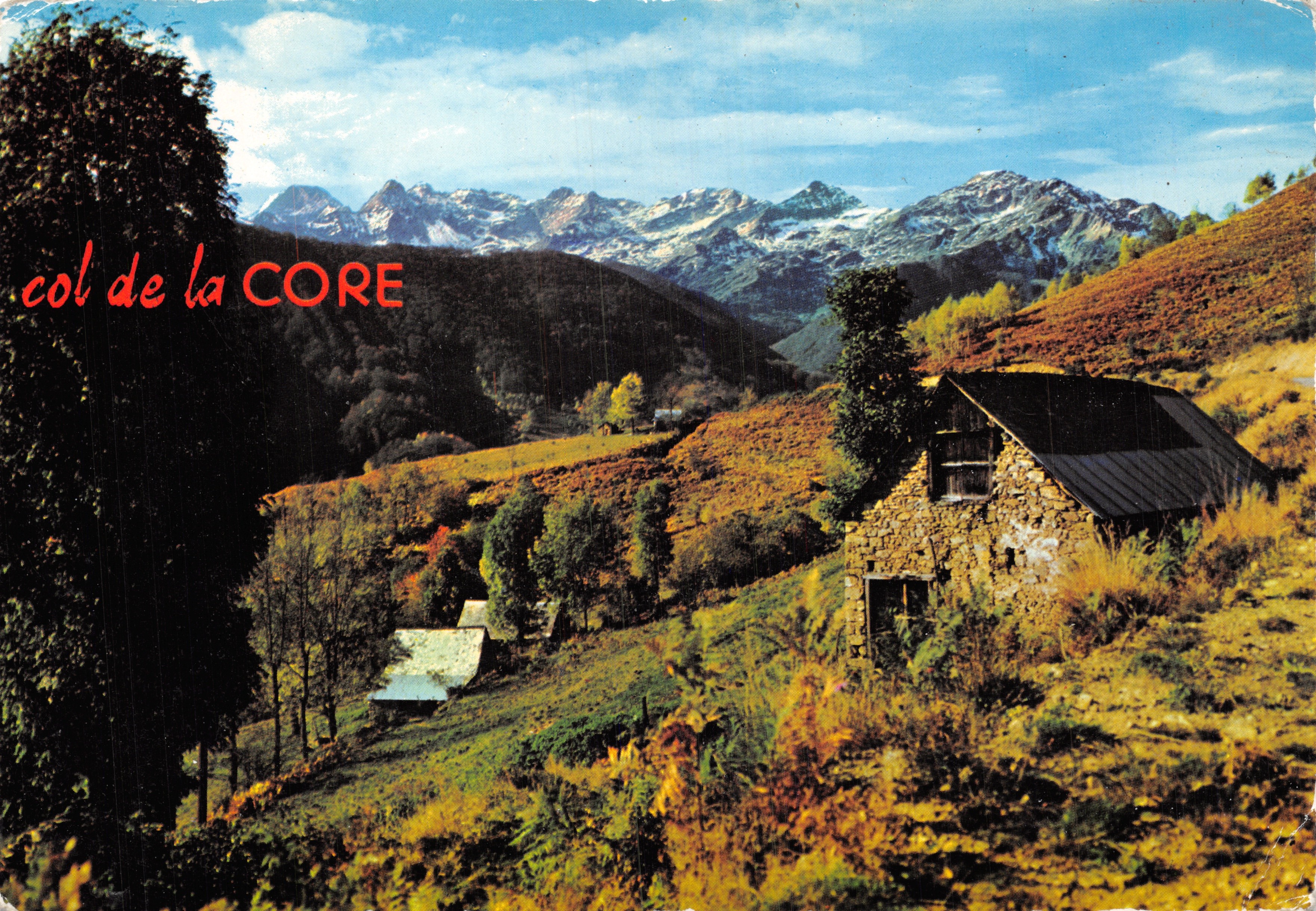 Col de la Core — panoramische uitzicht met steenchalet en gesneeuwde bergen — Éditions Dart-Simon, Saint-Simon