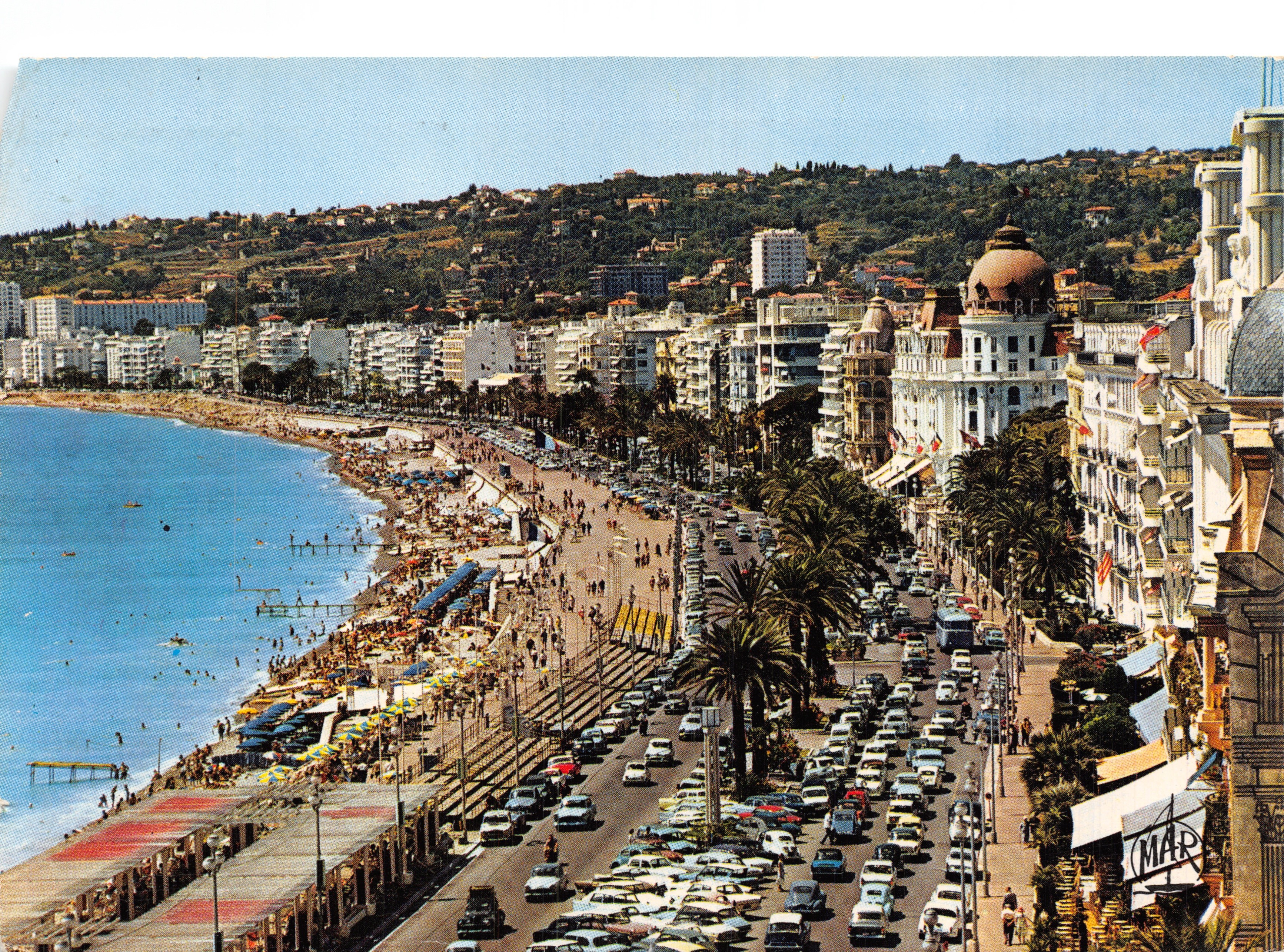 La Promenade des Anglais — vue aérienne de la plage et de la route bordée de palmiers — éditeur MAR