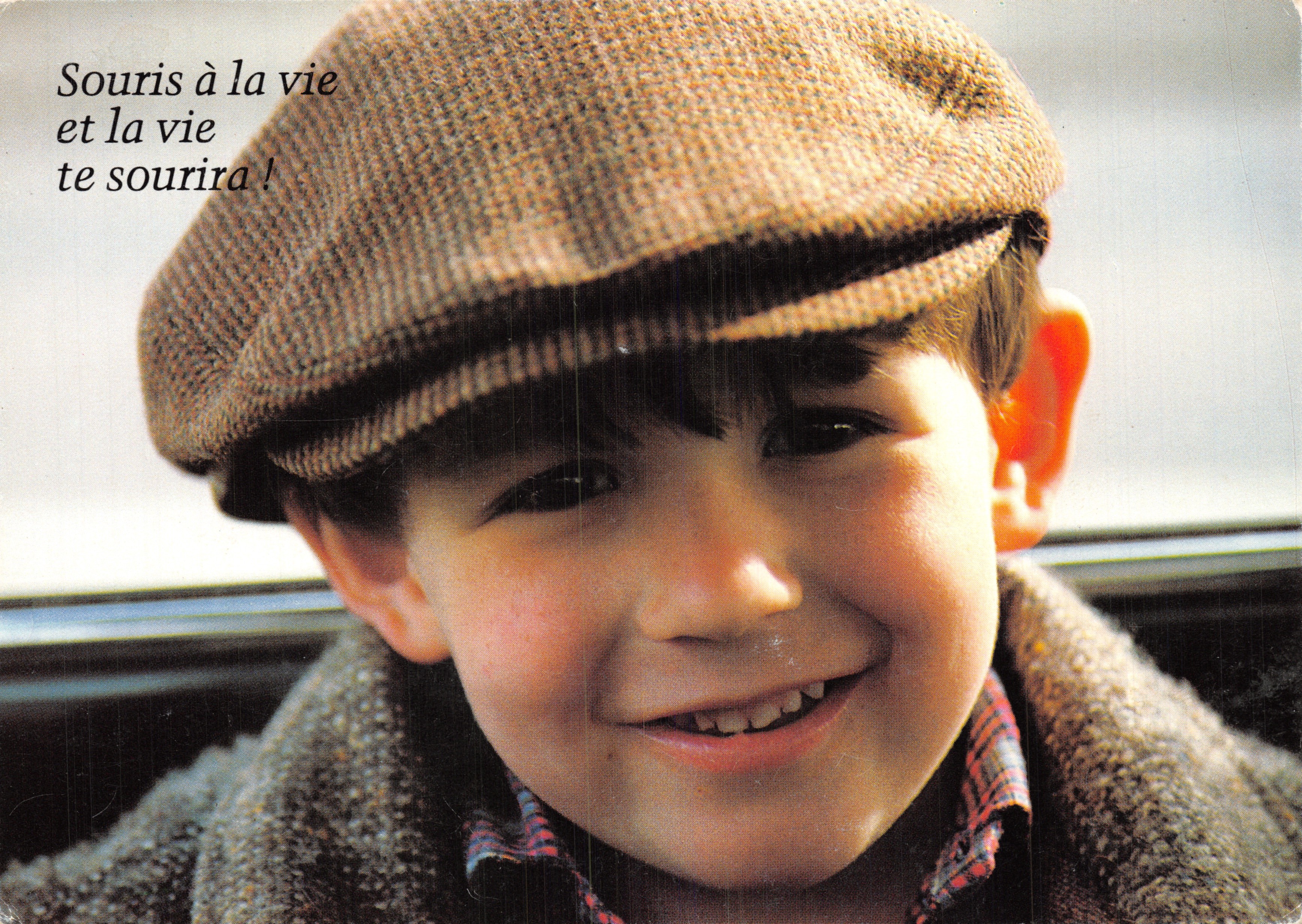 Niño sonriente — retrato de un chico con sombrero — editor Houtland, B-8200 Brugge - Lille - Den Haag