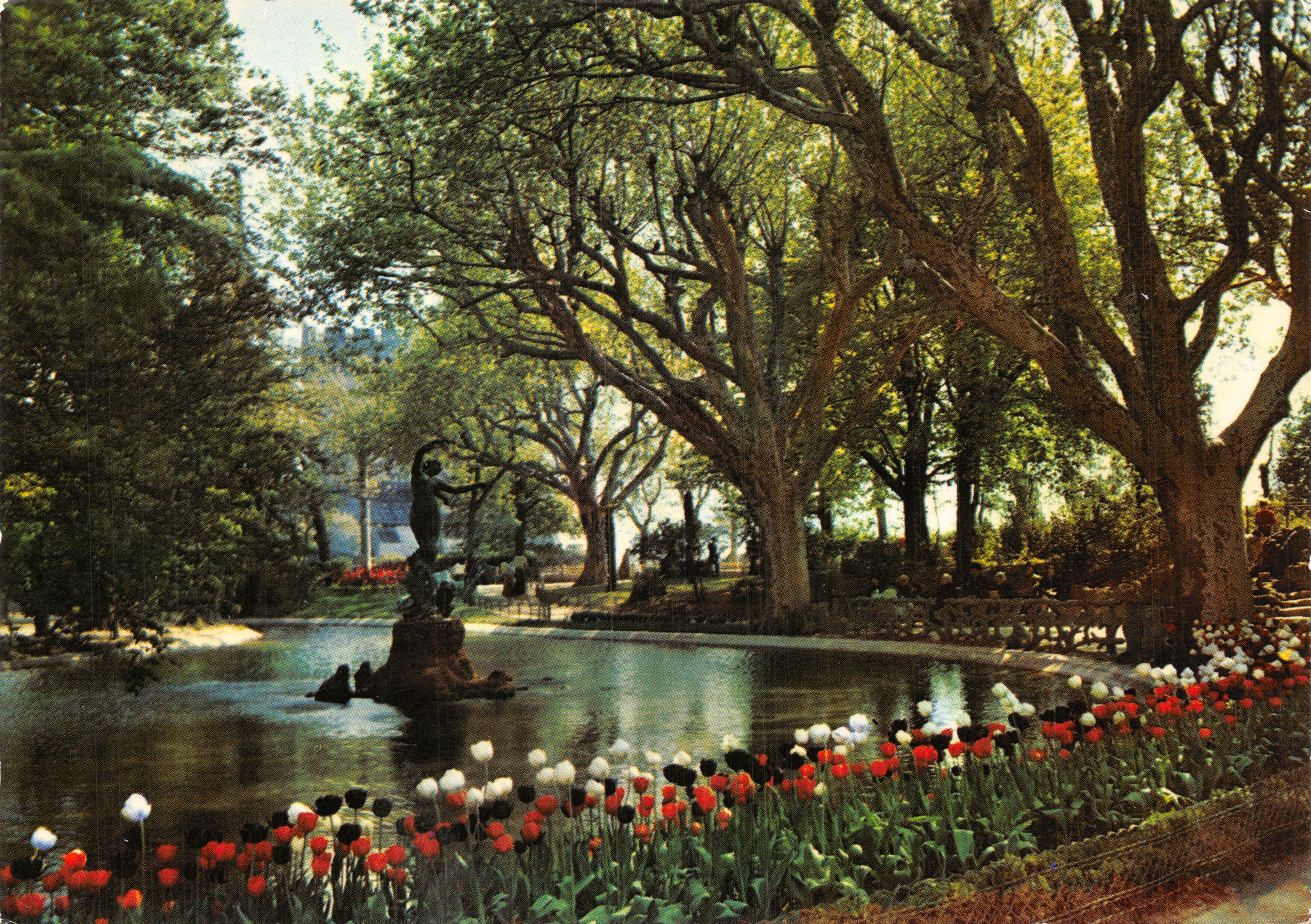 Giardino del Rocher des Doms — vista del bacino con statua e tulipani — editore CAP - THEOJAC