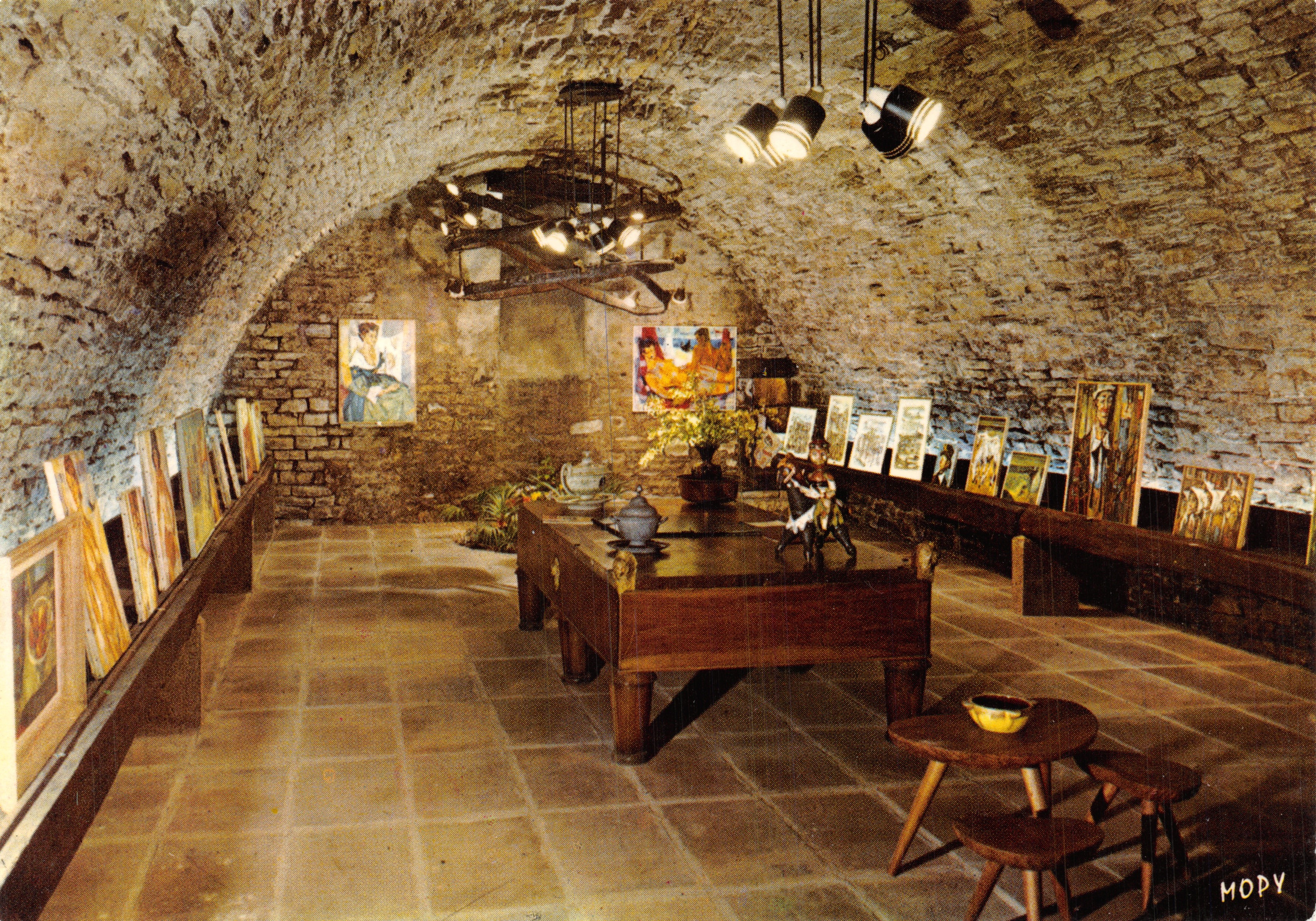 Sala subterránea con exposición de arte — Galería Geneviève Dauphin, Cordes (81) — editor MOPY