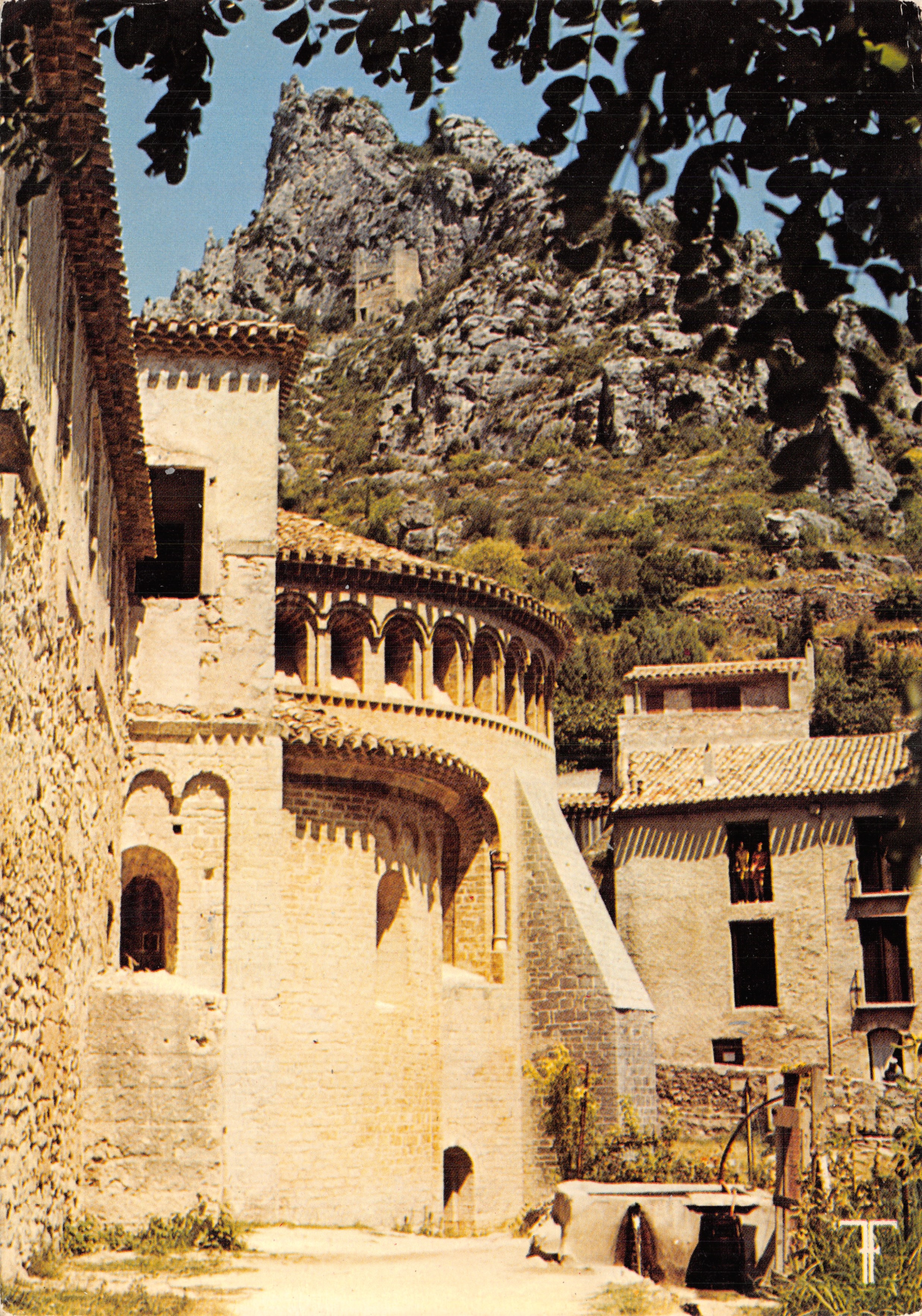 Saint-Guilhem-le-Désert — abside della chiesa abbaziale (XI secolo) e rovine del castello di Don Juan — Edizioni Septfontis