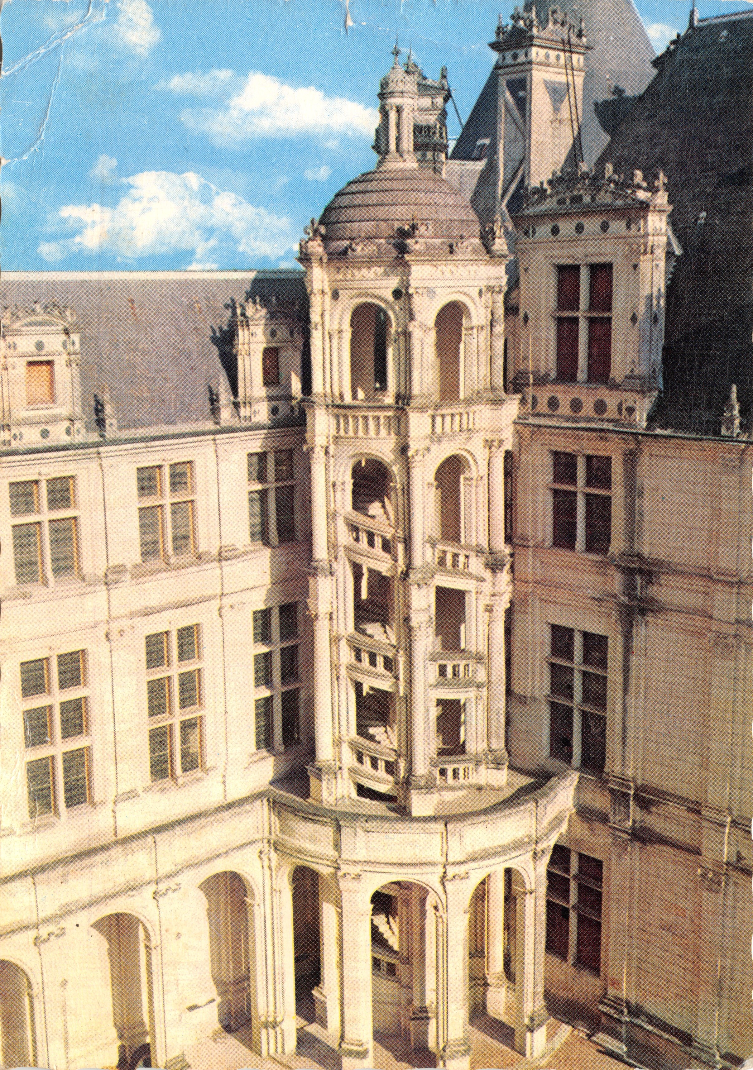 Chambord — Escalera de François Ier (esquina nordeste del patio interior) — Fondo Nacional de Monumentos Históricos, Ref.C.156
