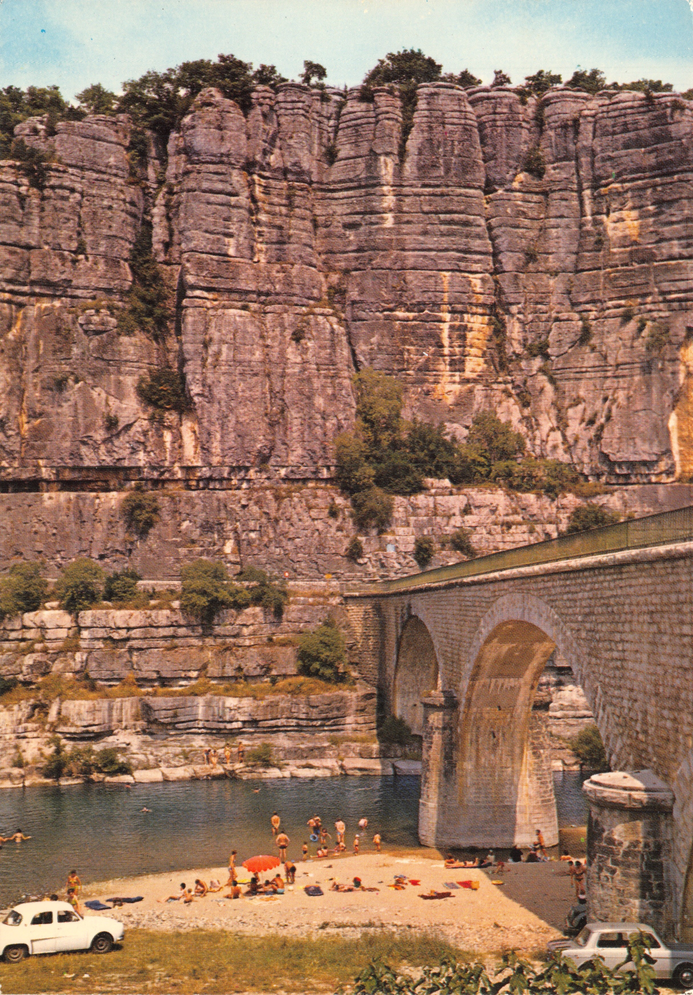 Baignade à Balazuc — pont en pierre au-dessus d'un canyon — Éditions de France