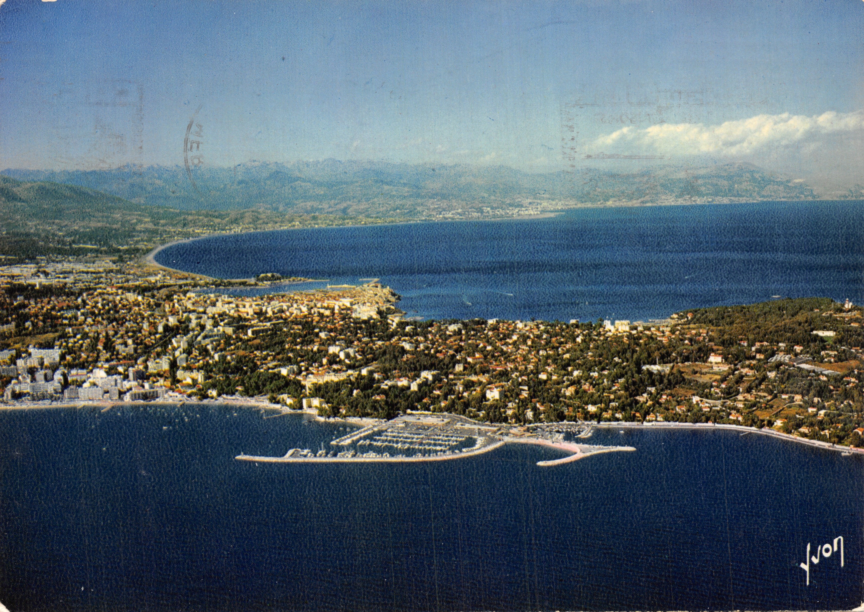 Cannes-sur-Mer — vista aérea del nuevo puerto y la costa — Yvion