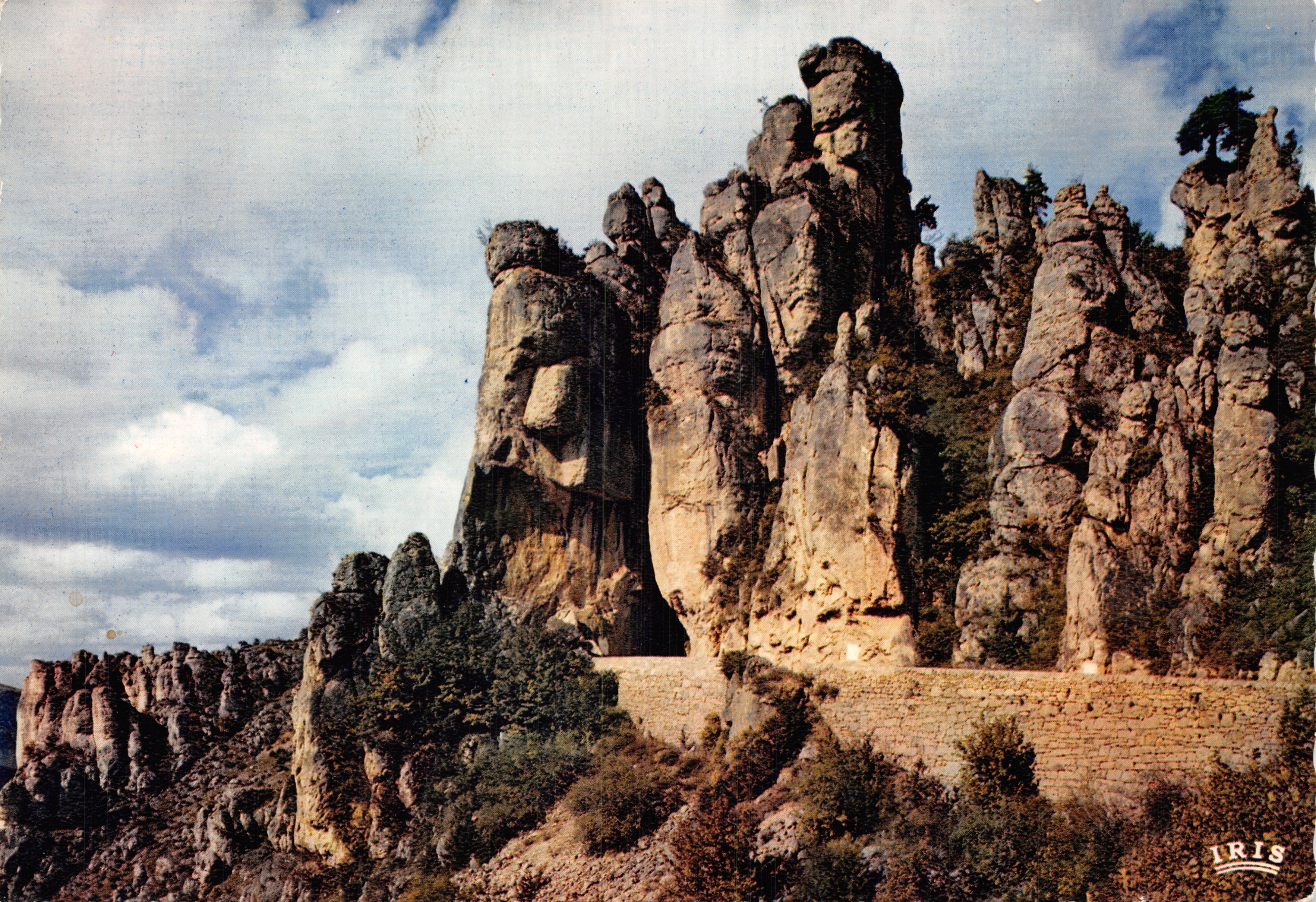 Las Gorges del Tarn — La carretera hacia el Causse Méjean — Editor IRIS