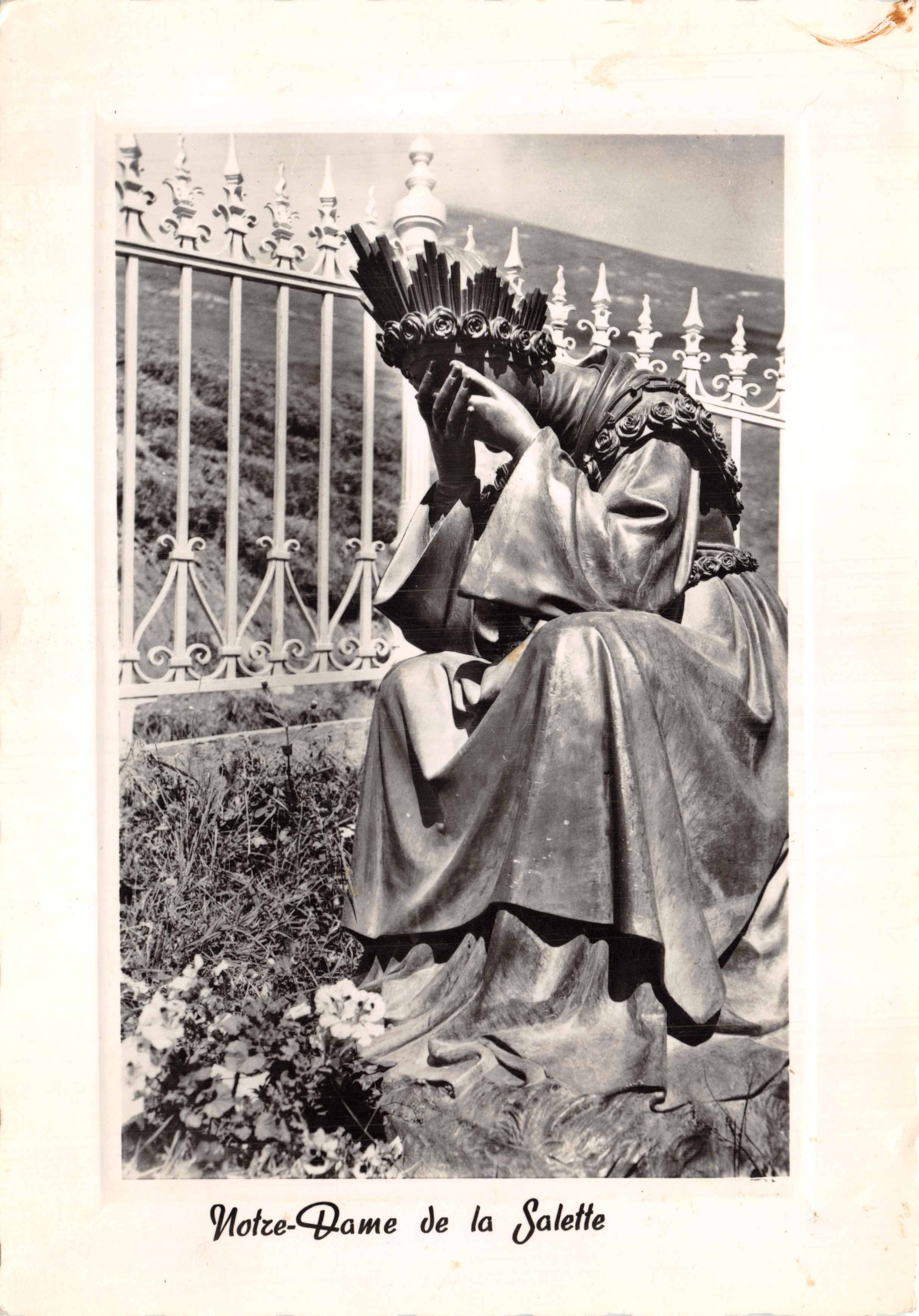 Notre-Dame de la Salette — siedząca figura z koroną róż, przed ozdobnym ogrodzeniem — Towarzystwo Świętego Kultu Salette, wydanie 8804