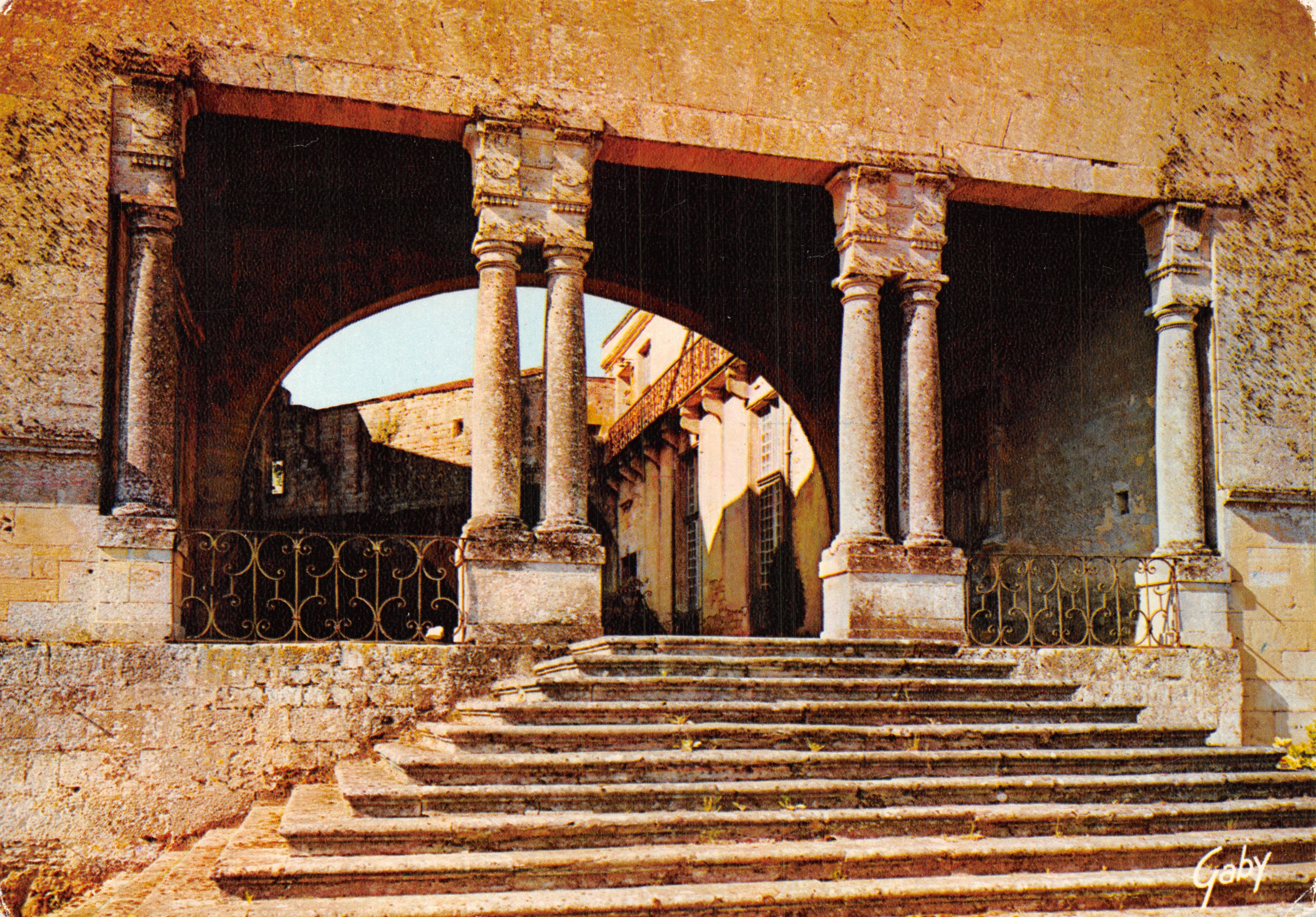 Castillo de Biron — Escalera exterior del patio de honor — Gabycolor