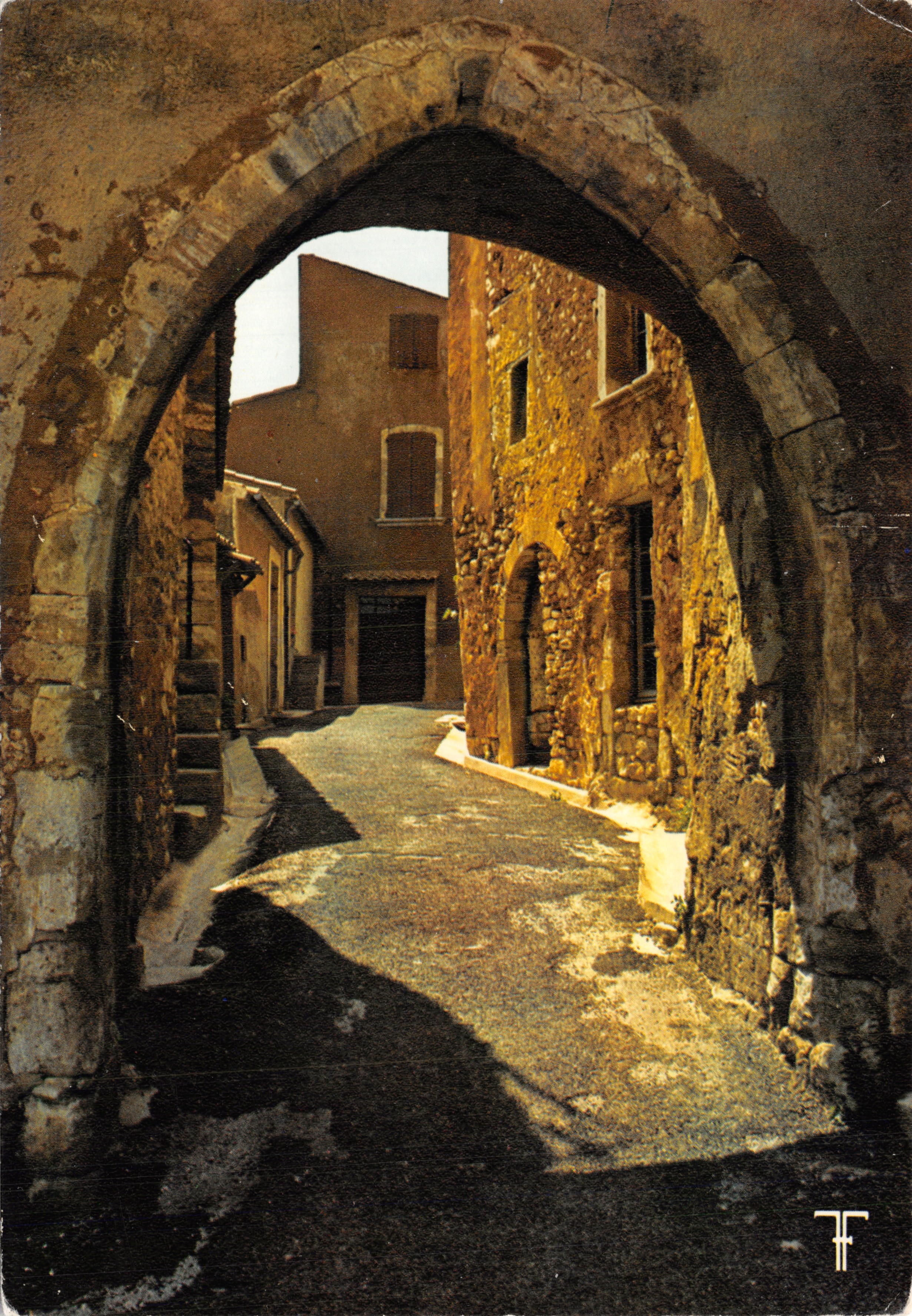 Plateau de Vaucluse — calle con arcos — Editions des Septfonts