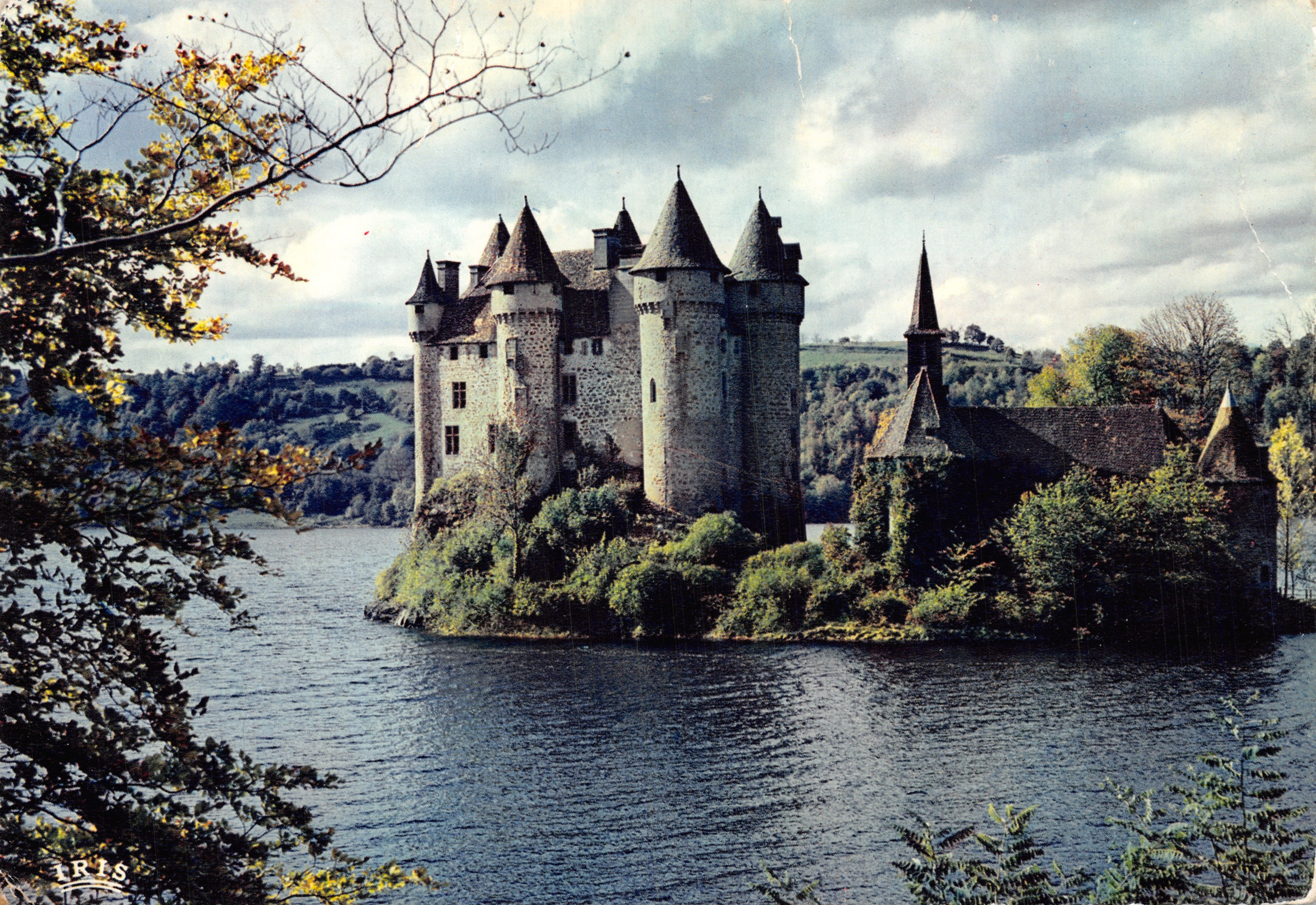 Schloss Val — befestigtes Schloss auf einer Insel in der Mitte eines Sees — Editions Limoges