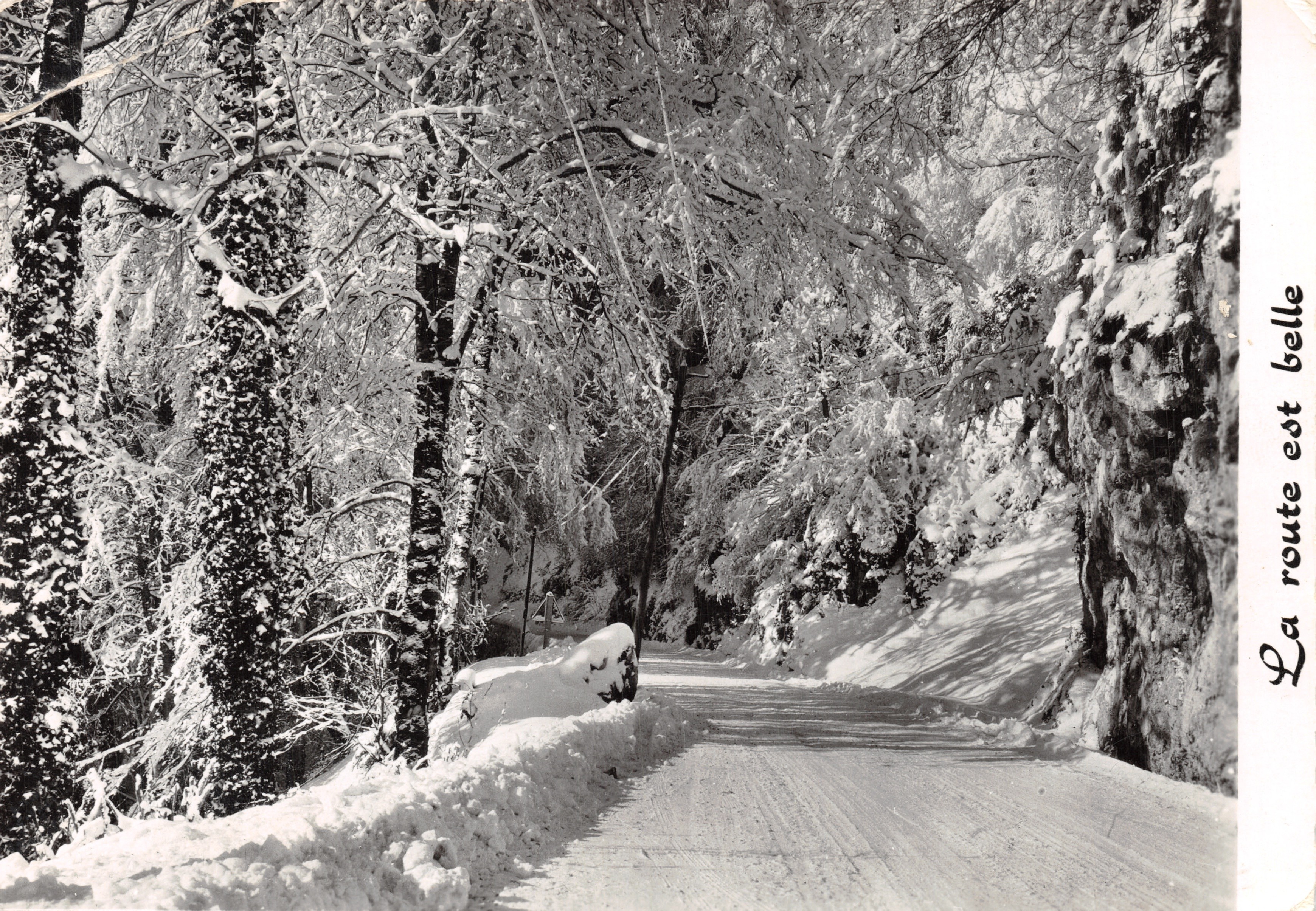 Carretera nevada — vista de Morzine — editor Les Éditions de l'Économie — Bron