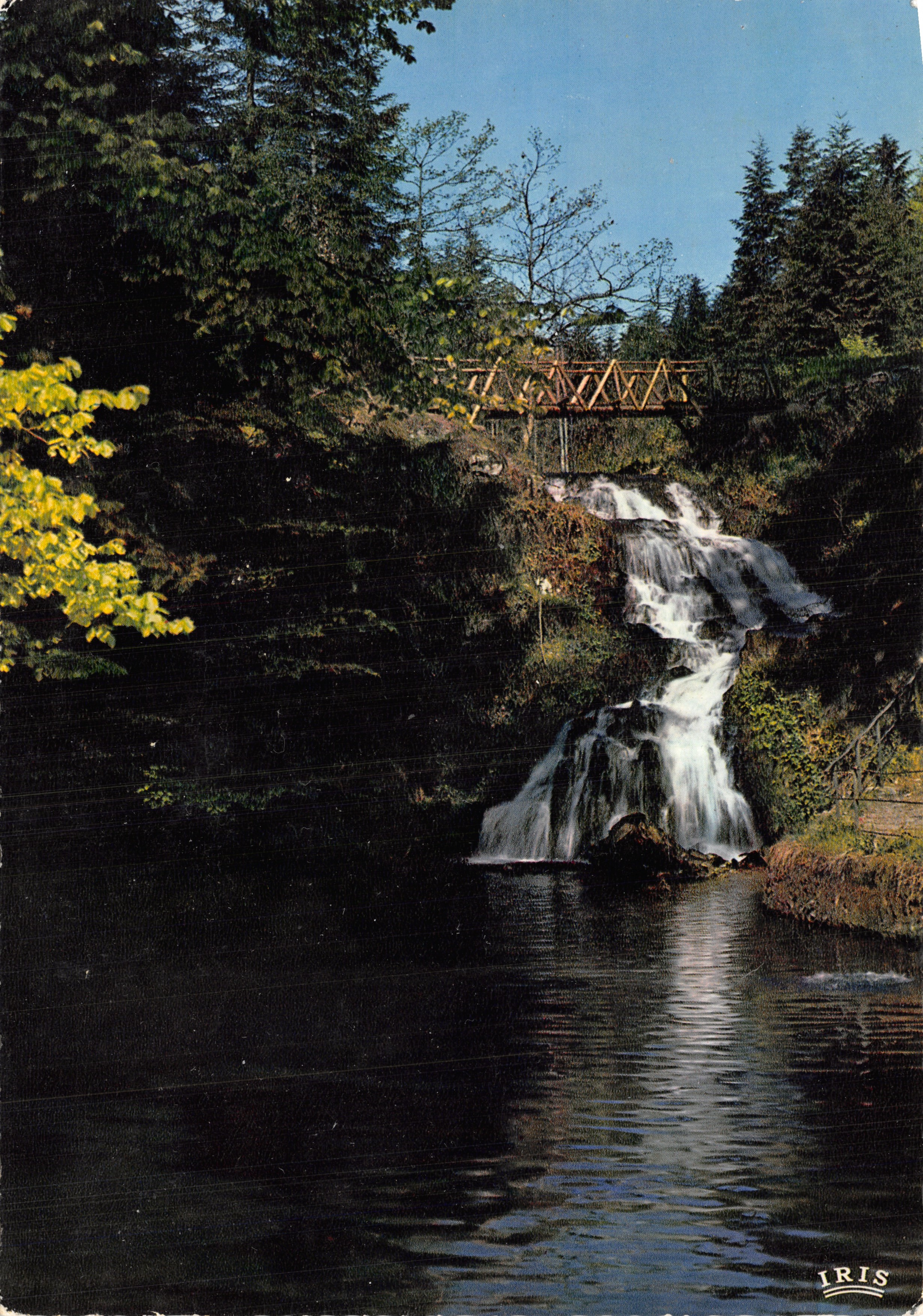Cascada de Faymont — Vista de la cascada con pasarela de madera — Editor IRIS