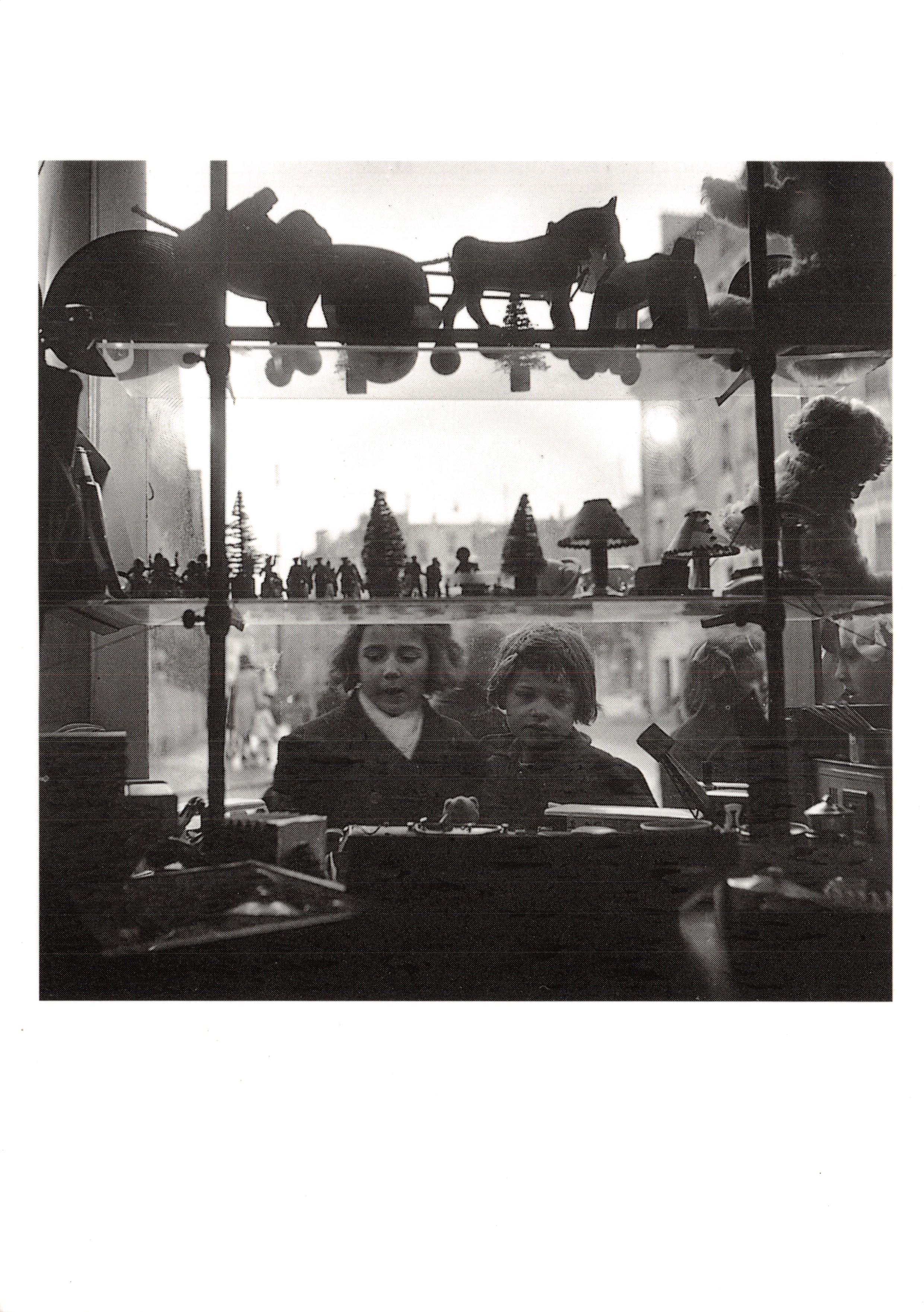 Vetrina modesta — scena di strada con bambini davanti a una vetrina di giocattoli — Robert Doisneau, 1947