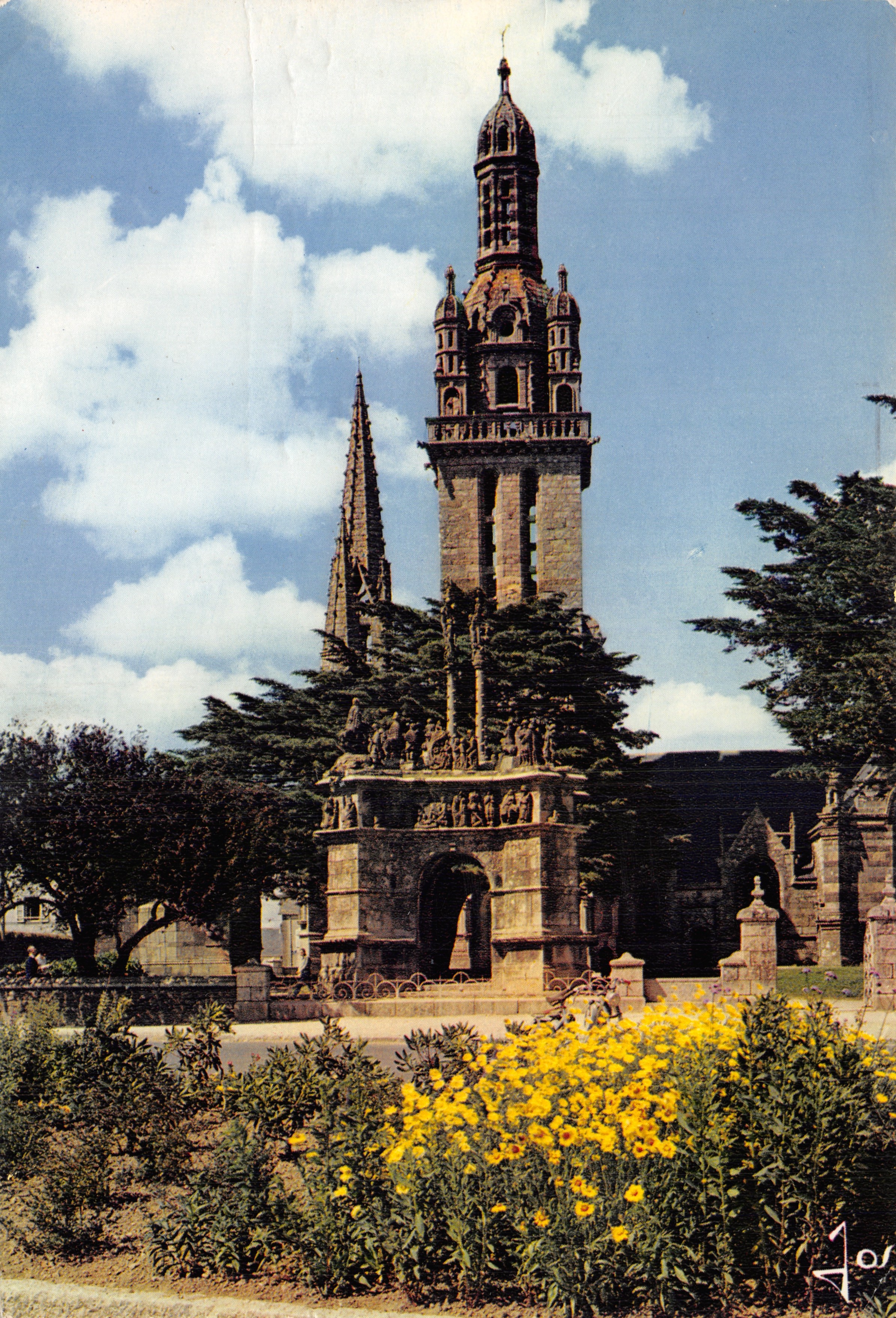 Pleyben — Vista de la iglesia con cruz y torre gótica — Éditions d'Art Jos