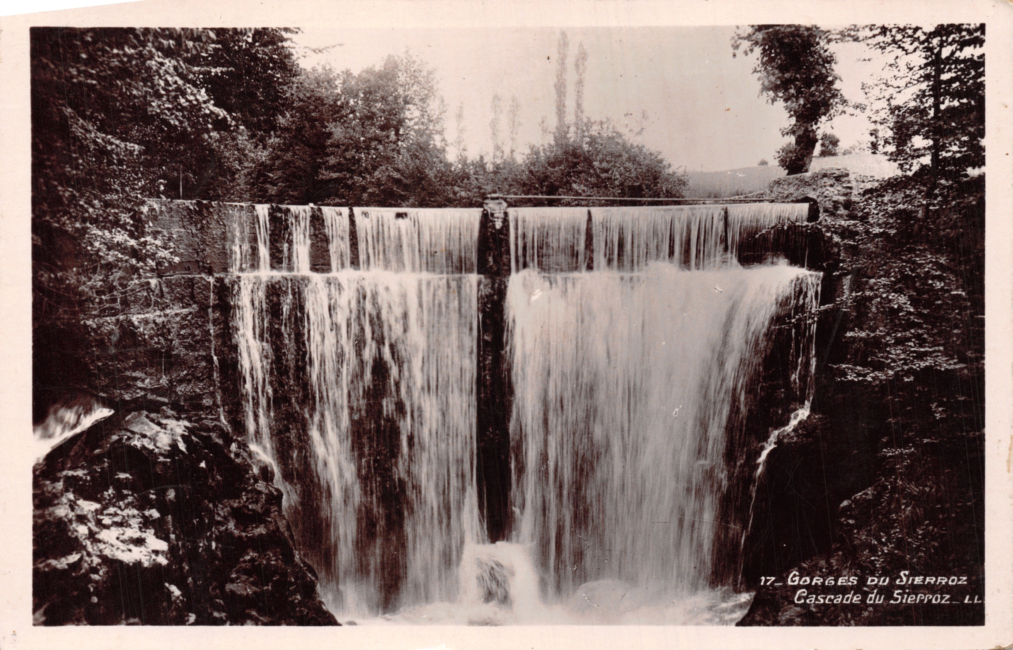Cascades du Sierroz — chute d'eau en forêt — éditeur L.L. (numéro 17)
