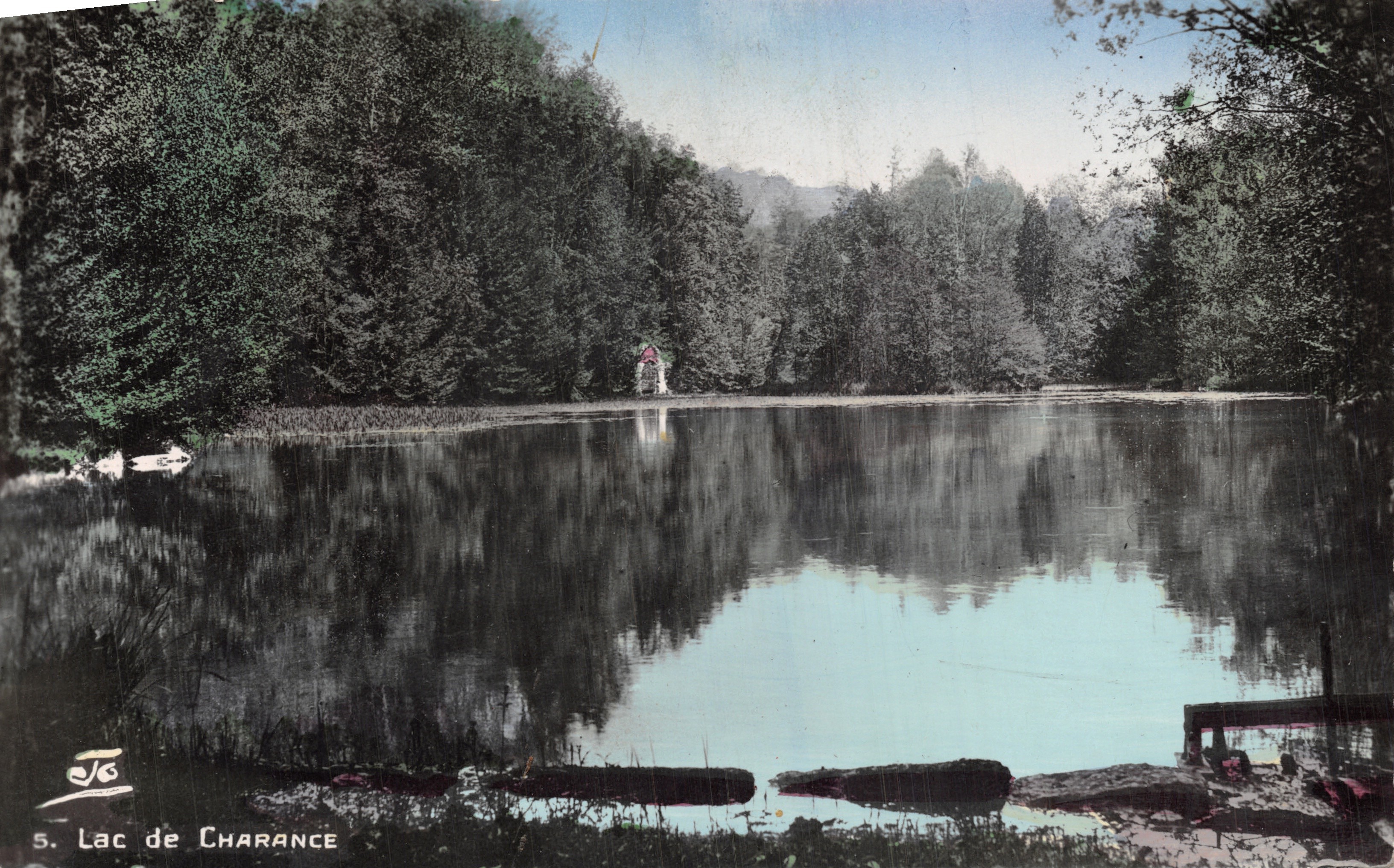 See Charance — Ansicht des Sees, umgeben von Wald mit einer kleinen Struktur im Hintergrund — Verlag ABEIL GAP