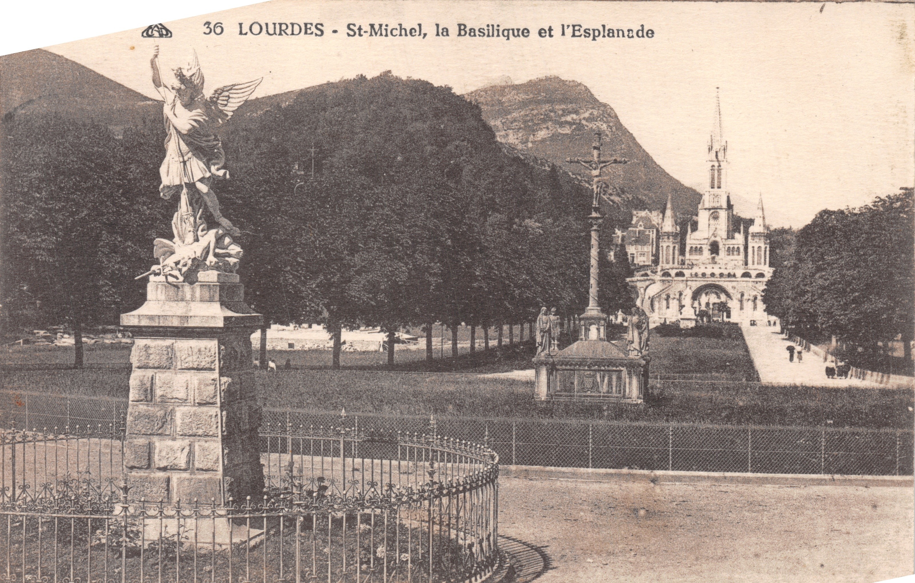 Lourdes - San Miguel, la Basílica y la Esplanada — editor C° ALSACIENNE DES ARTS PHOTOMÉCANIQUES, n.º 36