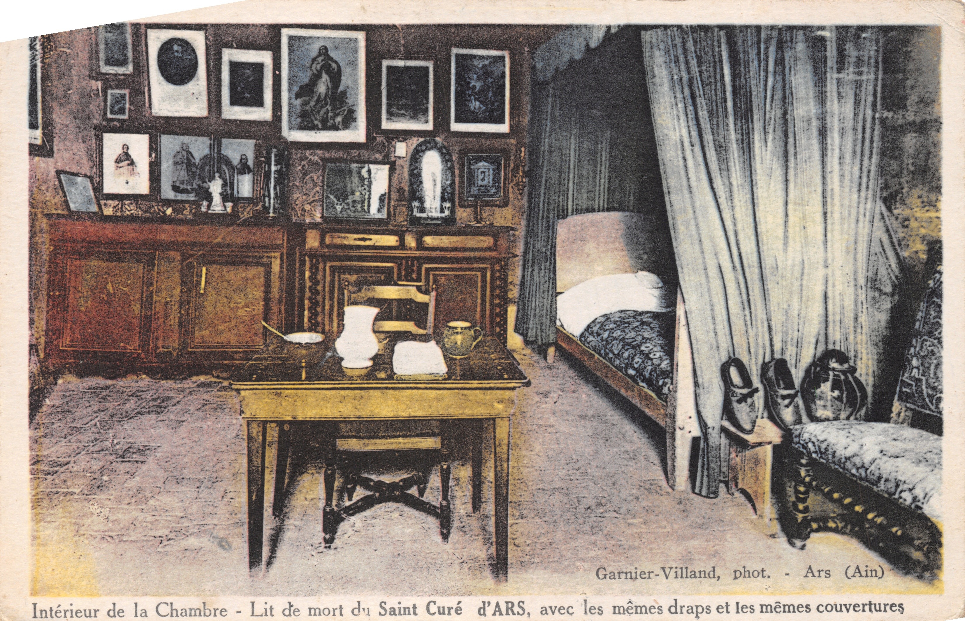 Intérieur de la Chambre - Lit de mort du Saint Curé d'ARS, avec les mêmes draps et les mêmes couvertures — Garnier-Villand, phot. - Ars (Ain)