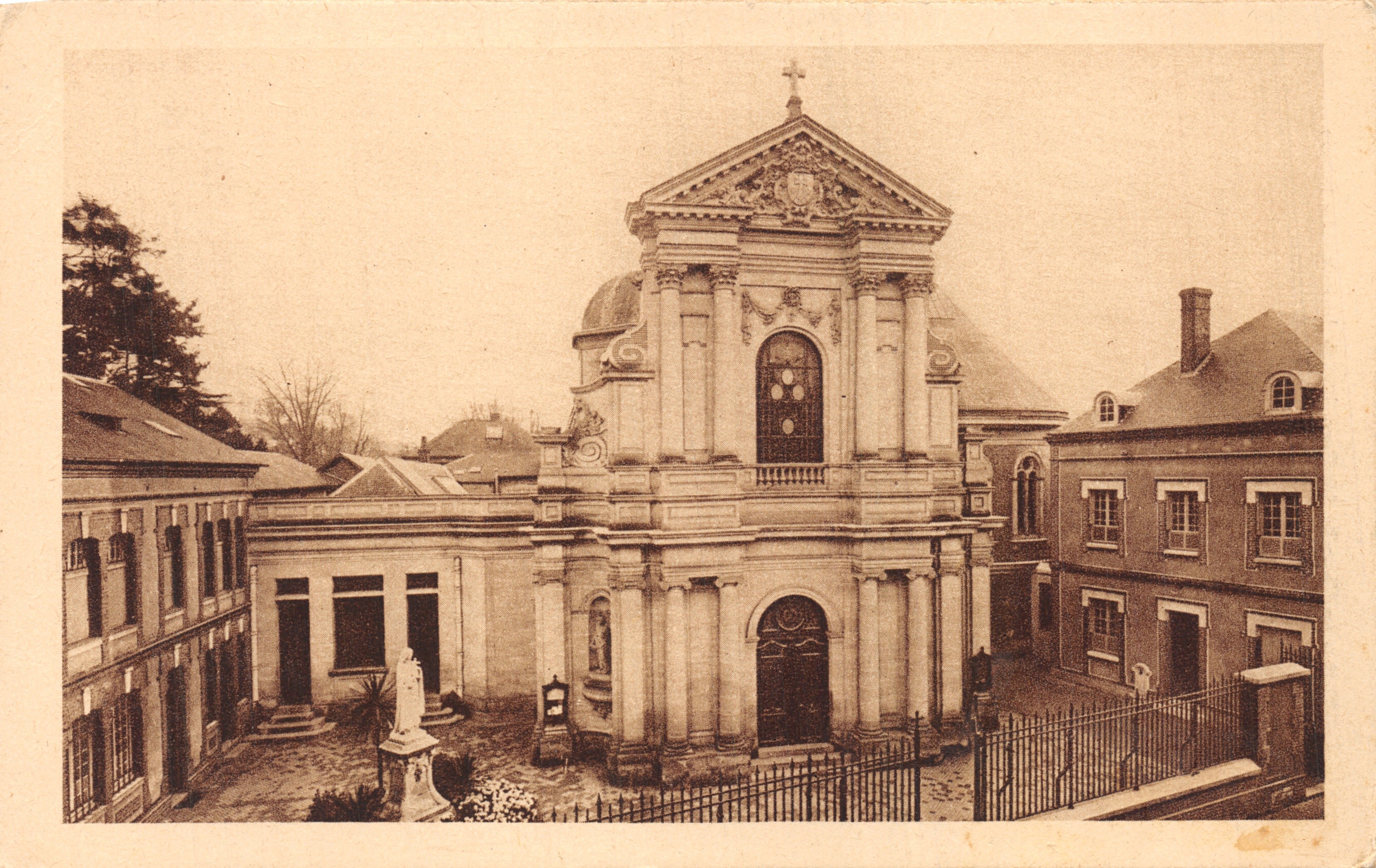 Chiesa dei Carmelitani di Lisieux — Facciata — editore Béchard
