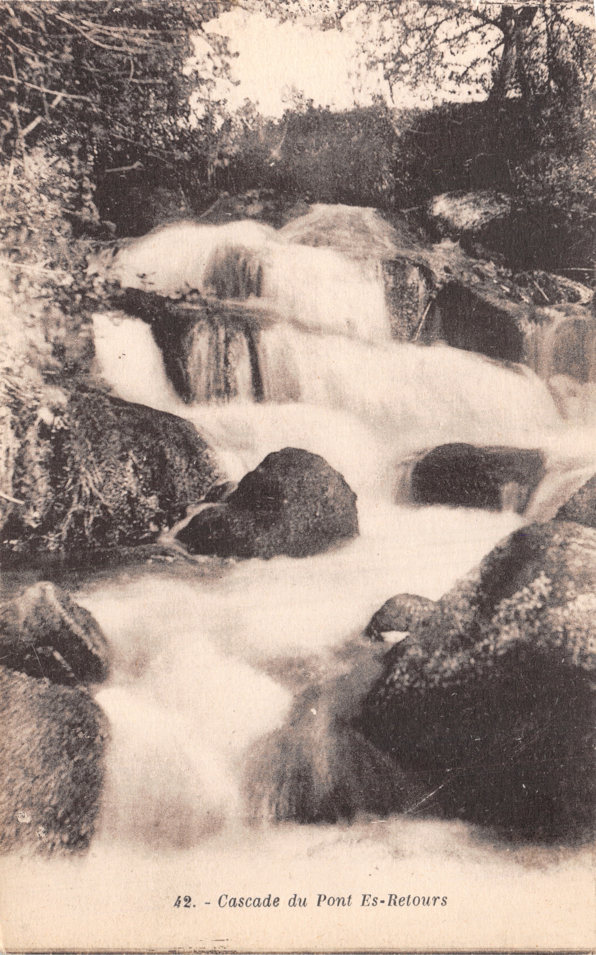 Cascata di Pont Es-Retours — vista della cascata che cade sui rocchi — editore R. Leroquais, Vire