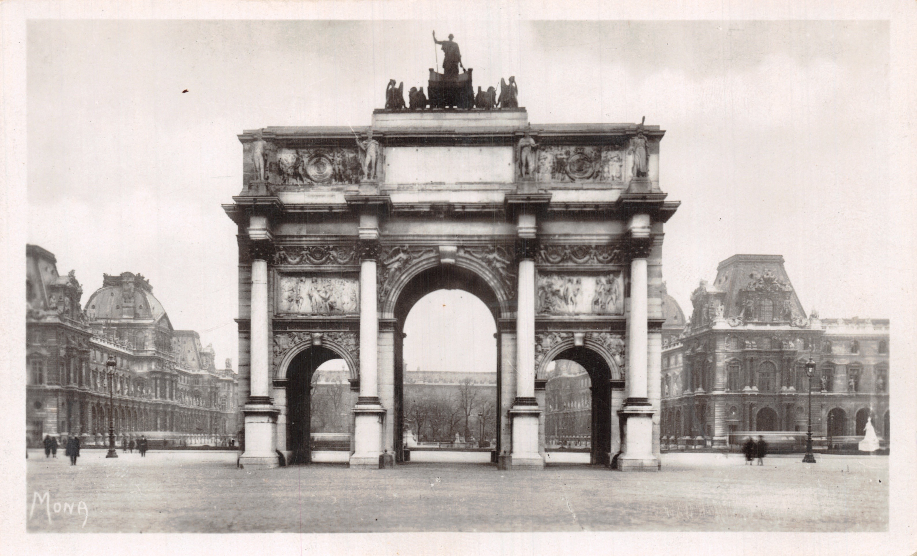 Arc de Triomphe du Carrousel — vue avec le Louvre — éditeur MONA, Paris
