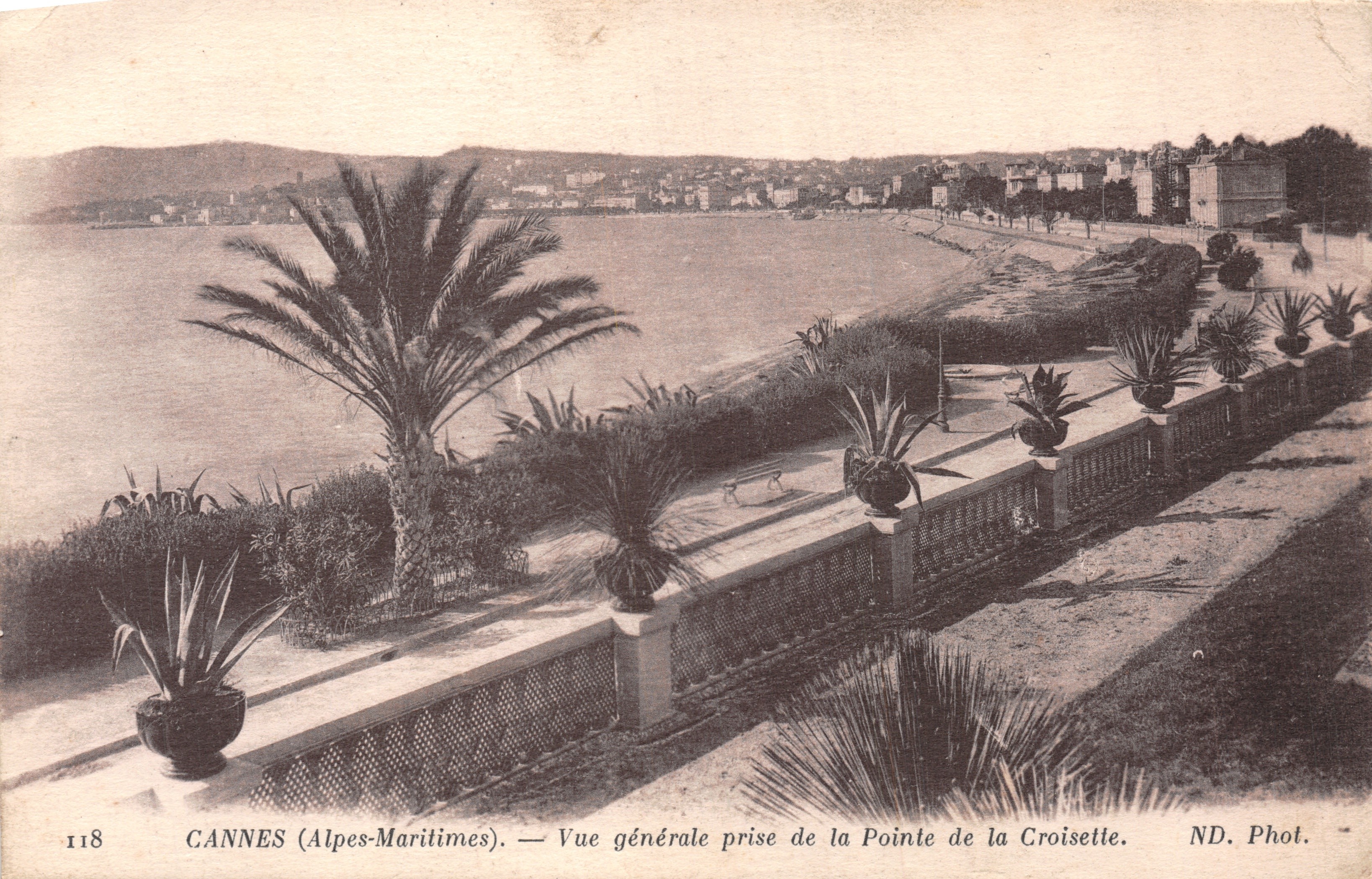 CANNES (Alpes-Maritimes) — Vista generale presa dalla Pointe de la Croisette — ND. Phot. — N. 118