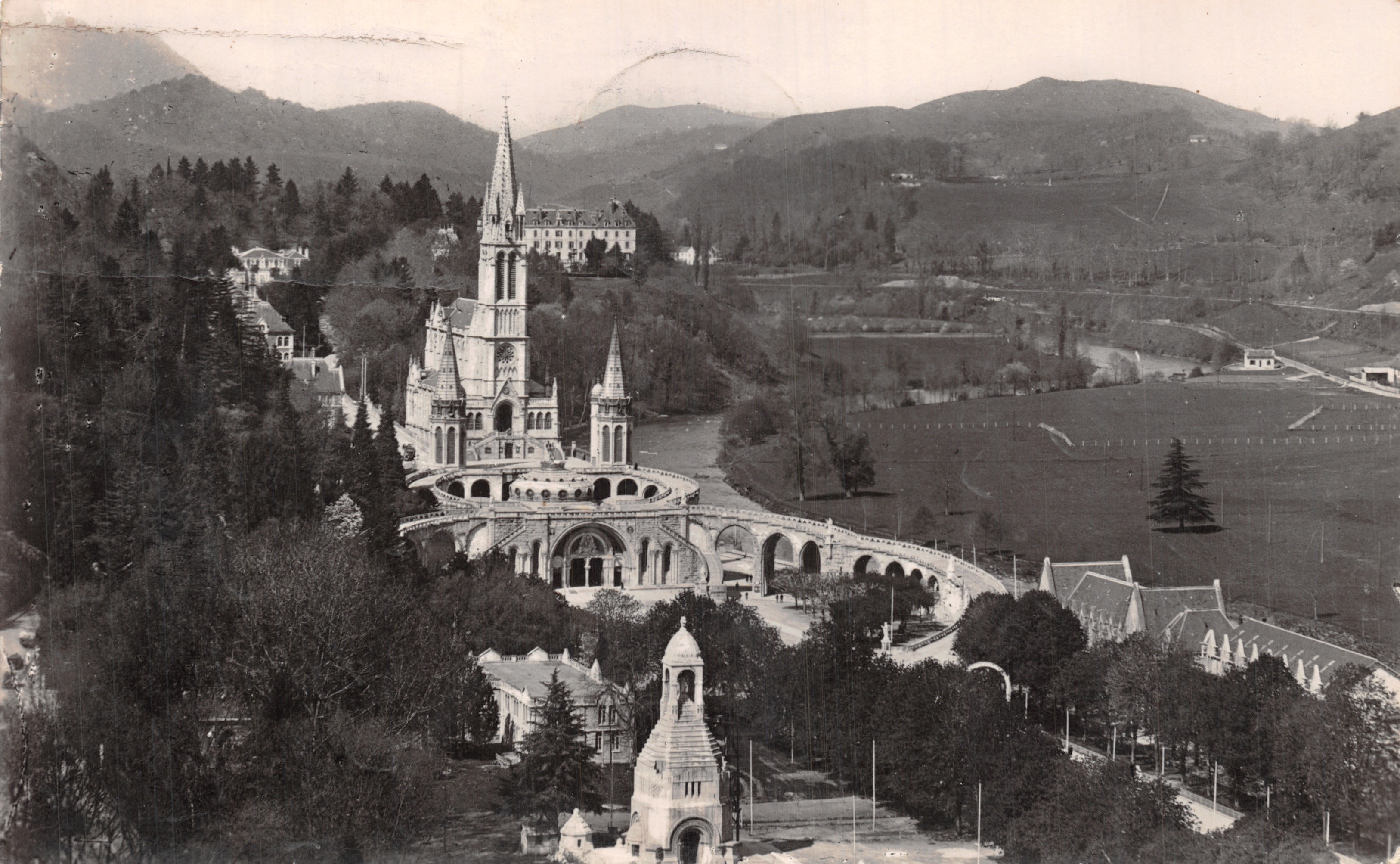 Lourdes — La Basilica e il Monumento Intérallié visti dal Castello-Fortezza — Edizione P. DOUCET
