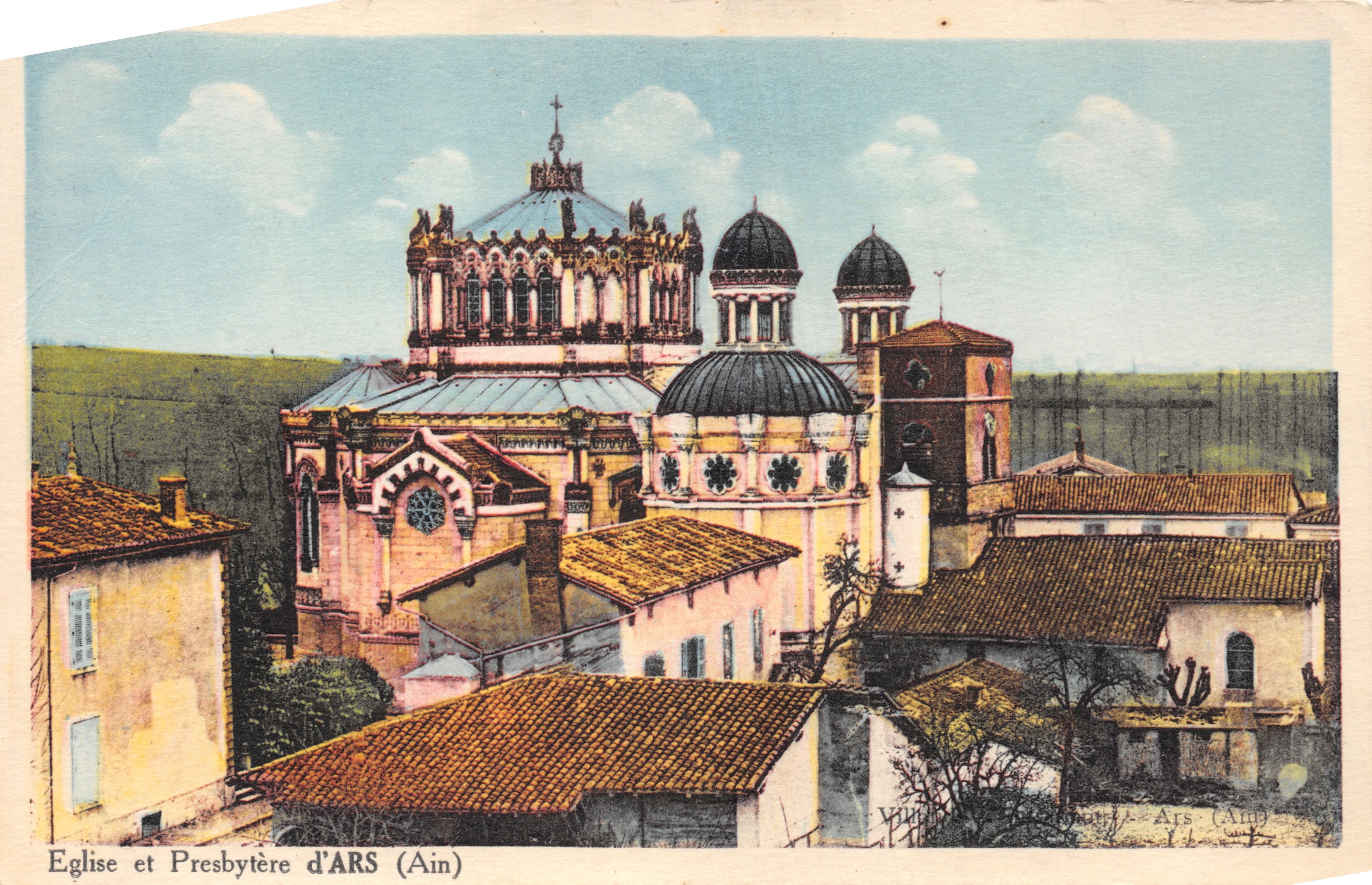 Église et Presbytère d'ARS (Ain) — vue panoramique des bâtiments religieux avec toits en tuiles et ciel nuageux — éditeur VILLE D'ARS (Ain)