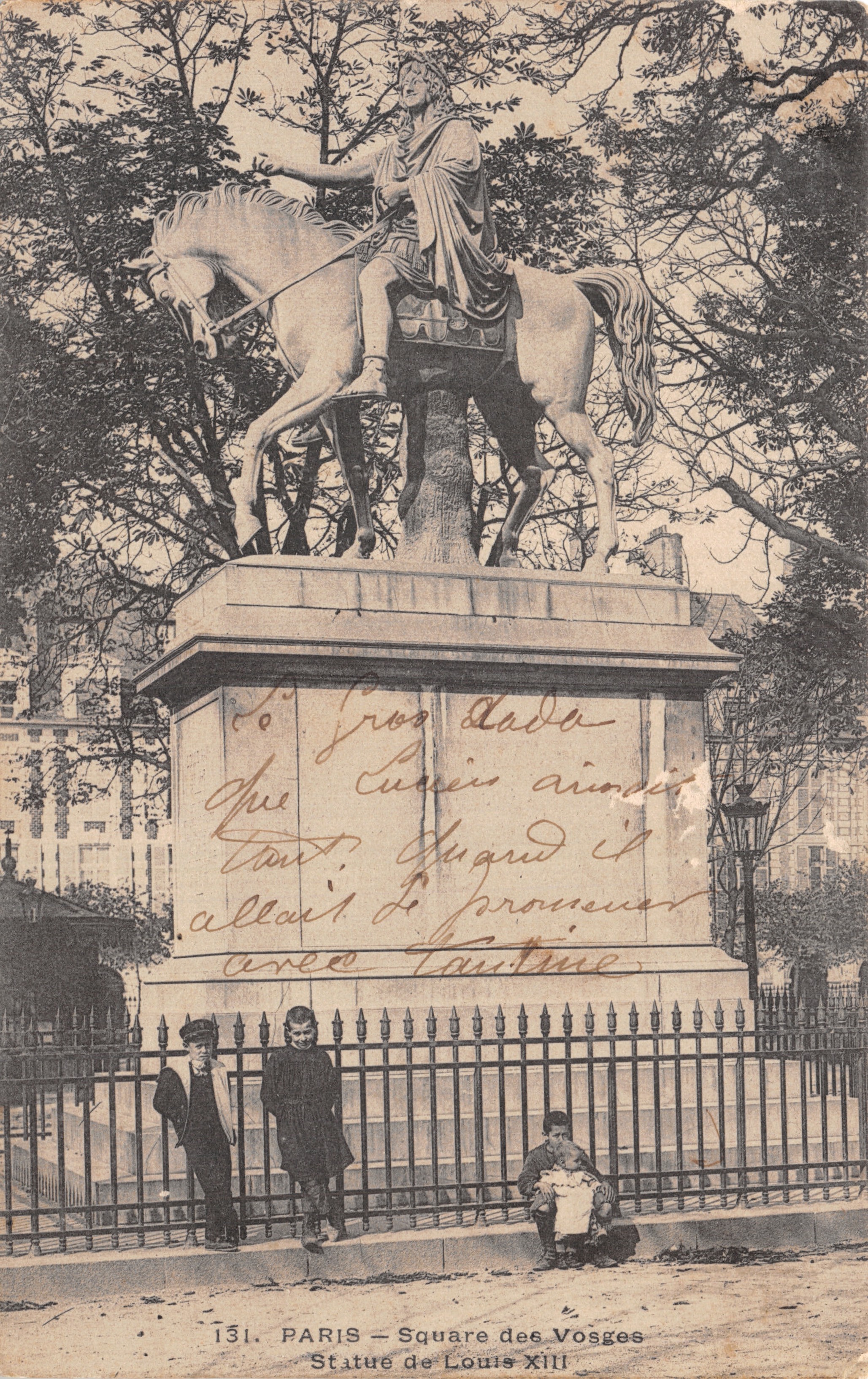 Paris - Square des Vosges — Statue van Louis XIII