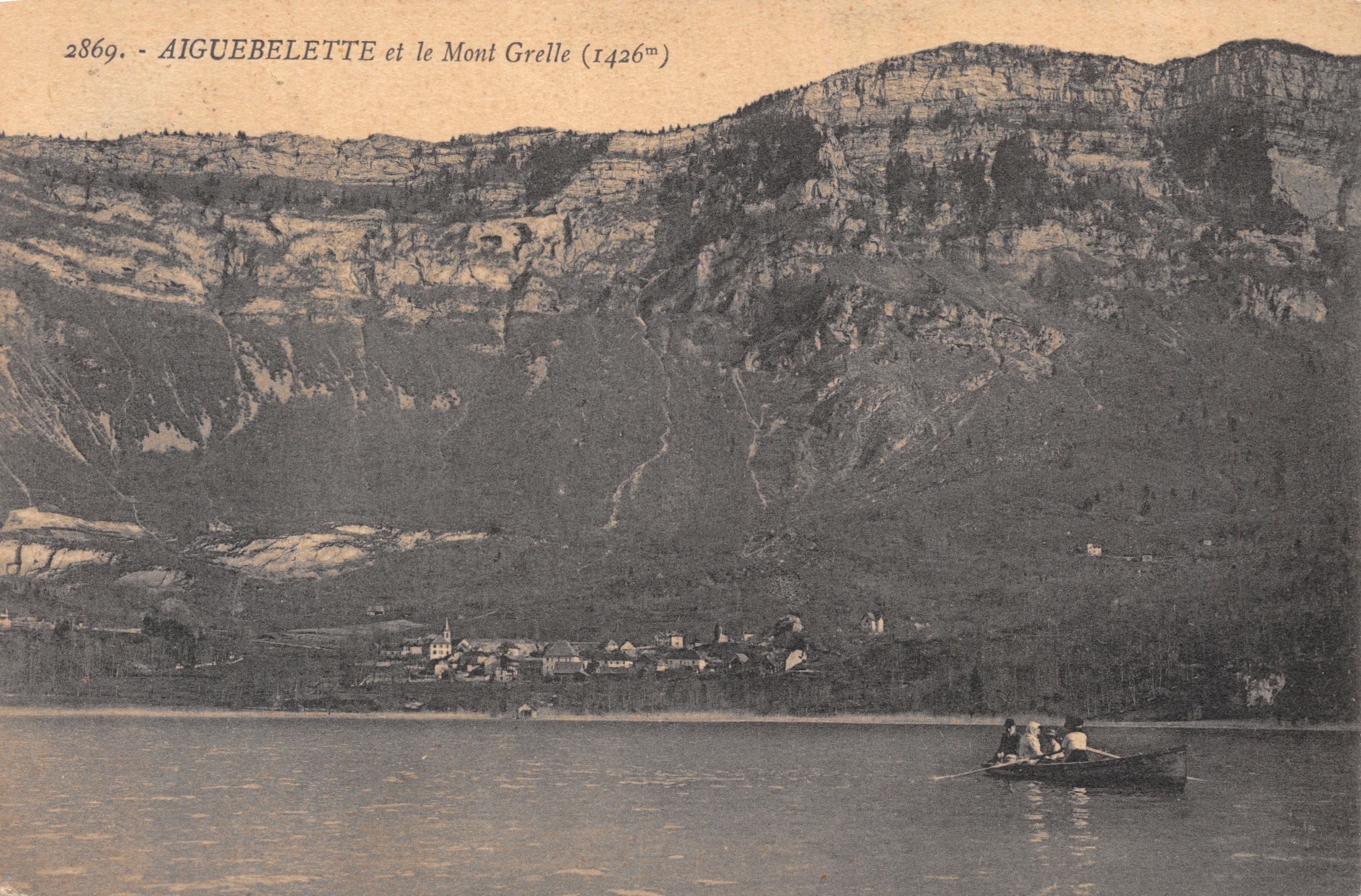 Aiguebelette e il Mont Grelle (1426m) — vista lacustre con villaggio e barca — editore E. Reynaud, Chambéry, n. 2869