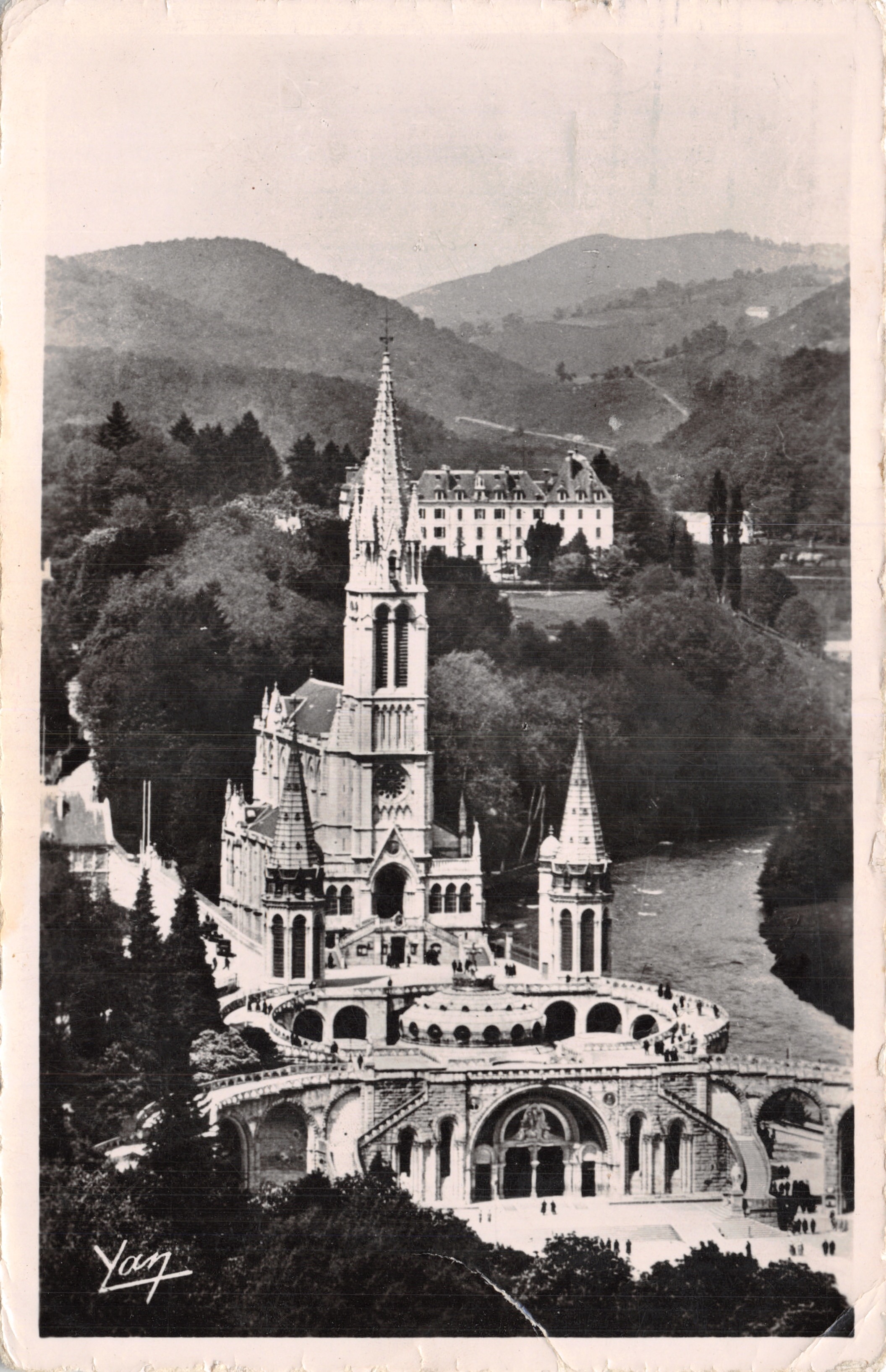 Lourdes — Vista de la Basílica desde el Castillo-Fortaleza — Edición Foto Quinault