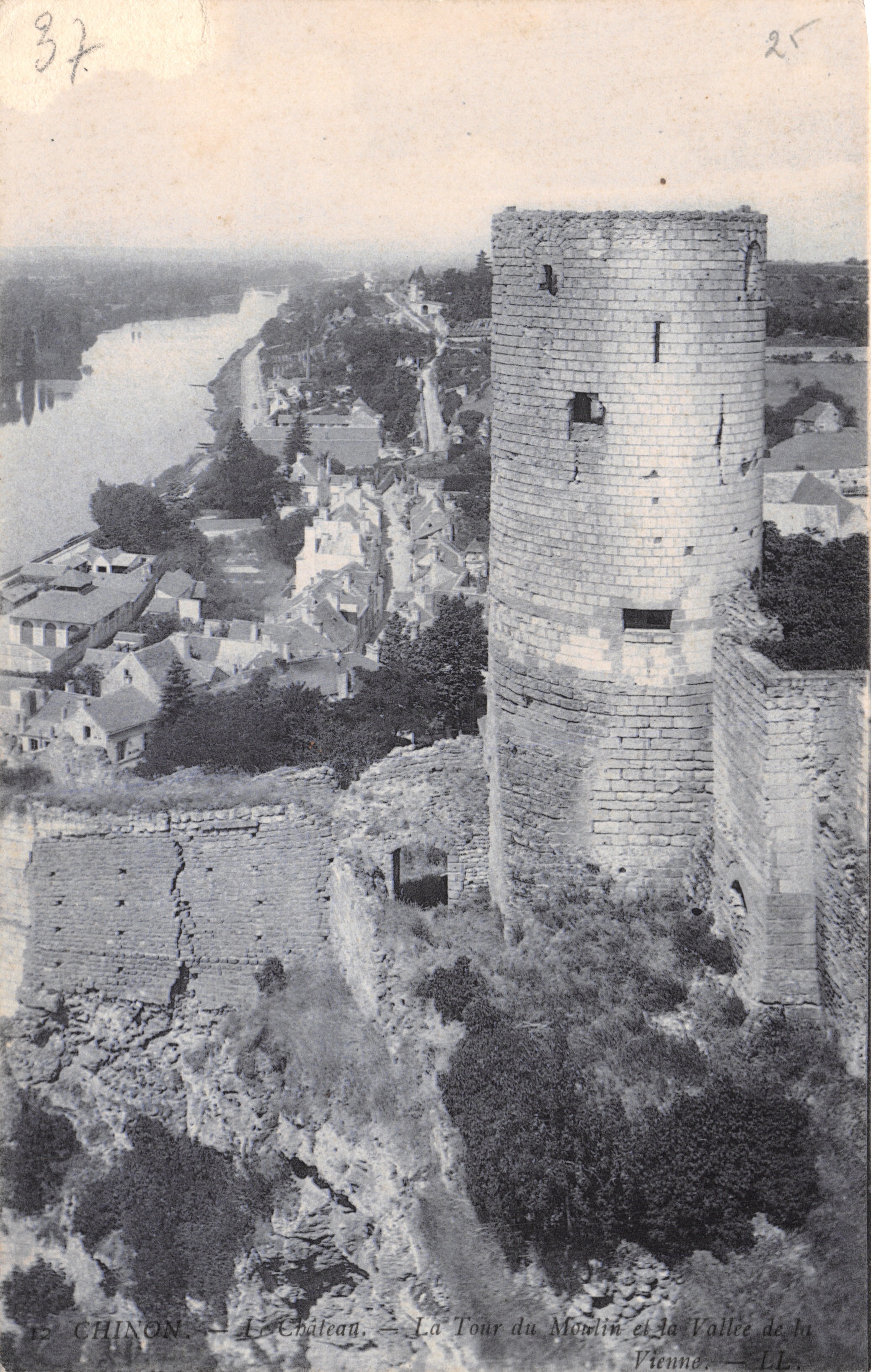 Chinon — Il Castello, la Torre del Mulino e la Valle della Vienne — LL