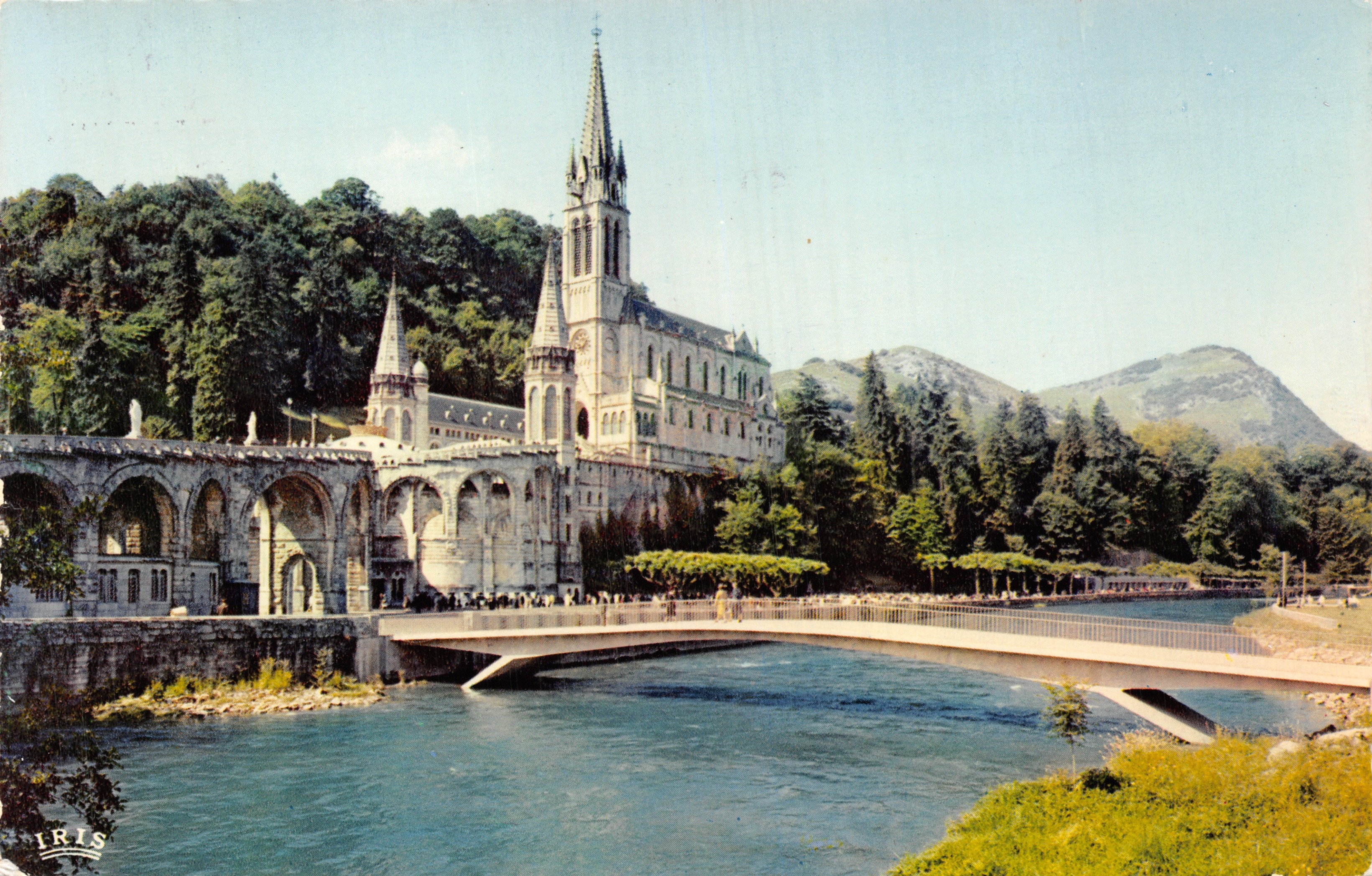 Lourdes — Basiliek en nieuwe bruggen over de Gave — uitgever IRIS