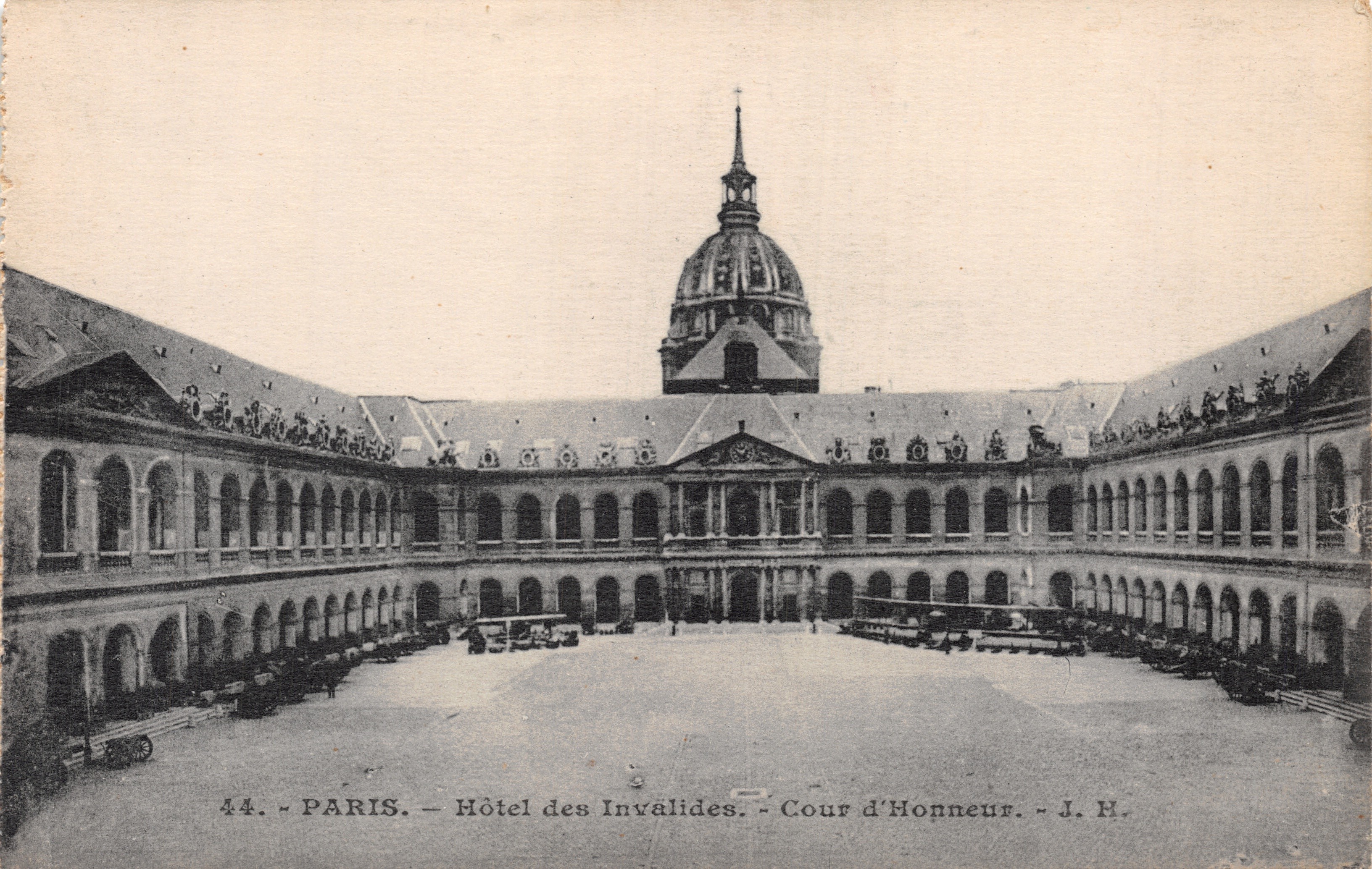 Paris — Hôtel des Invalides — Cour d'Honneur — J. H. — n°44